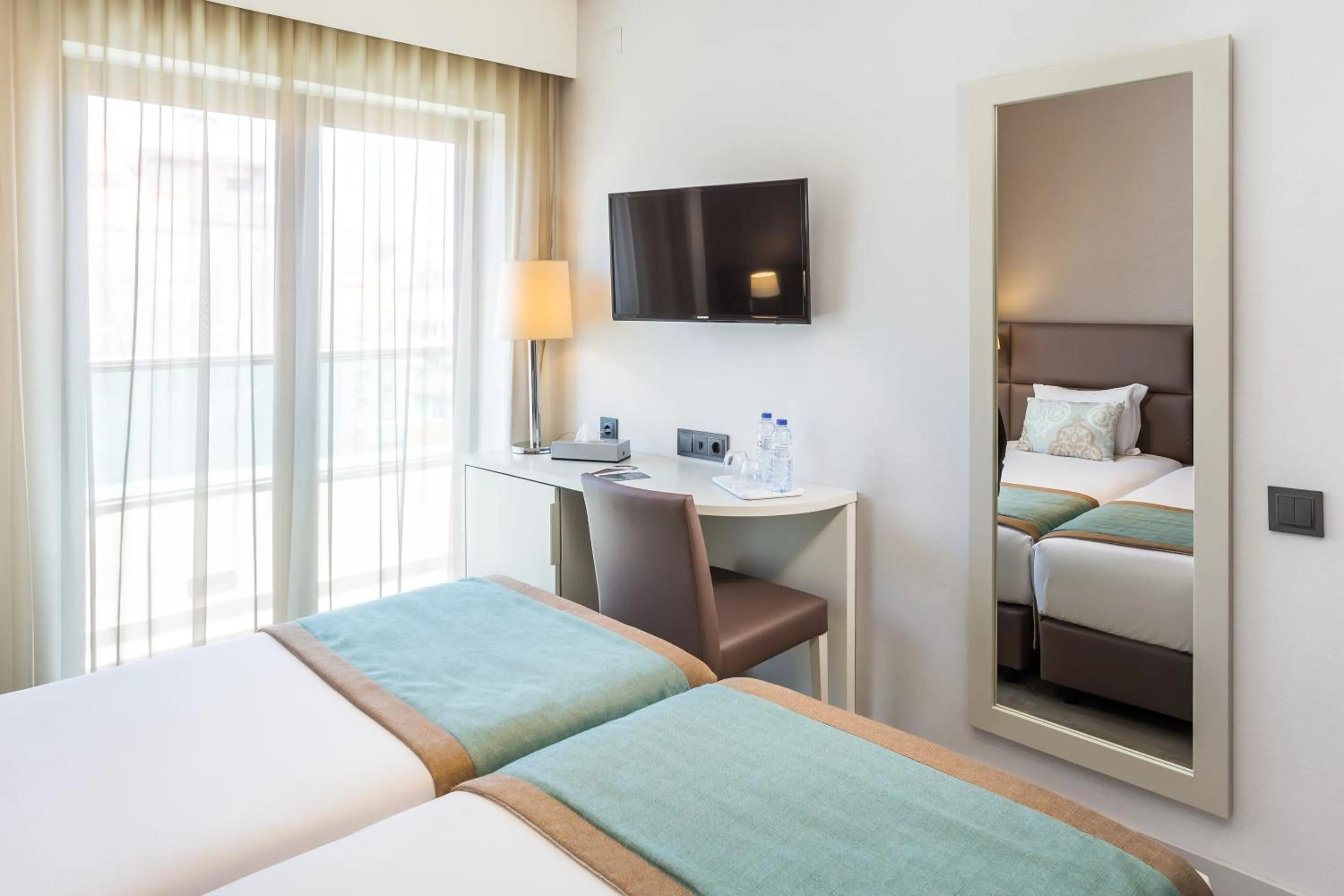 Bedroom, Bed in Empire Lisbon Hotel