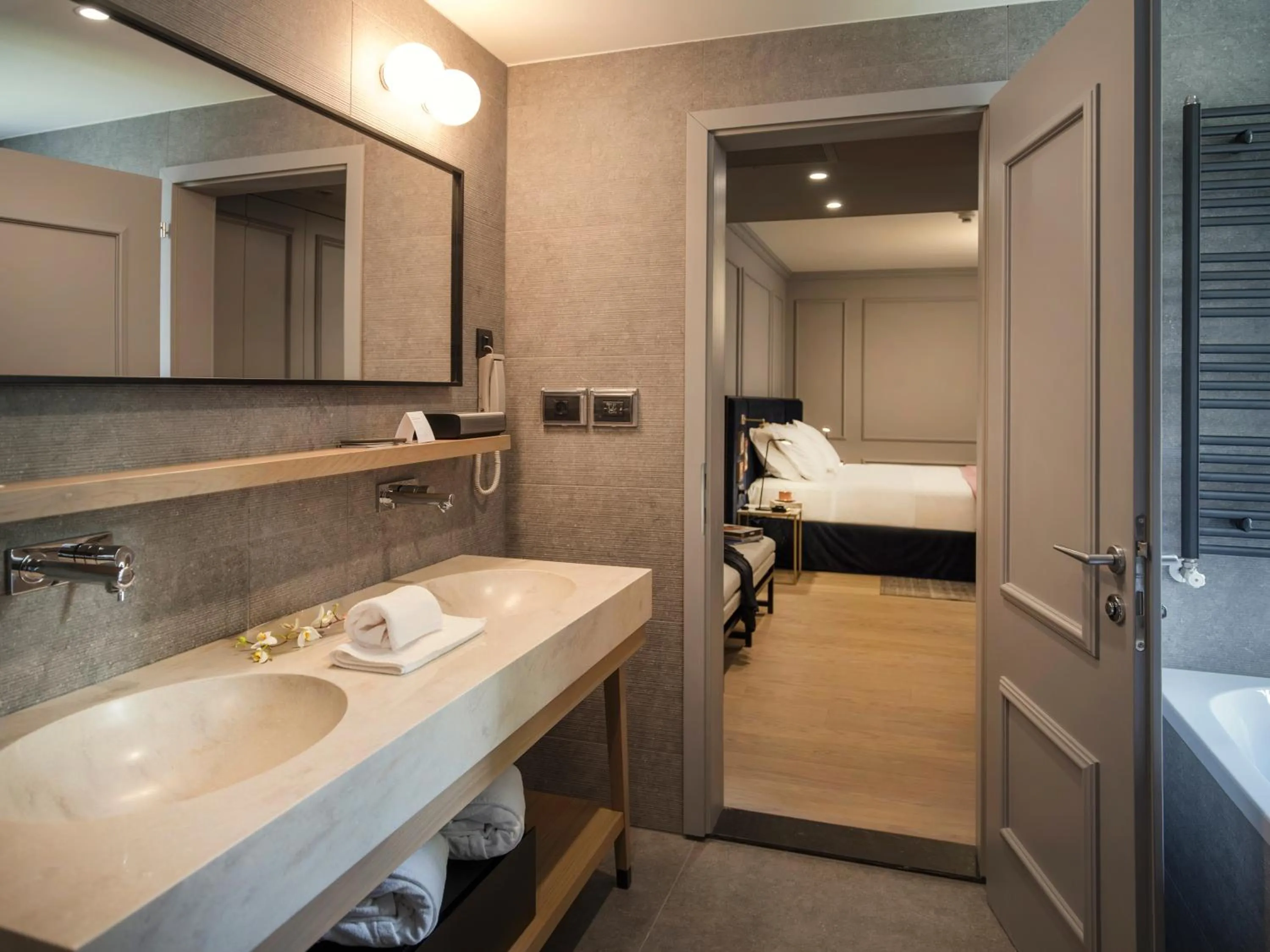 Bathroom, Bed in Hotel Excelsior