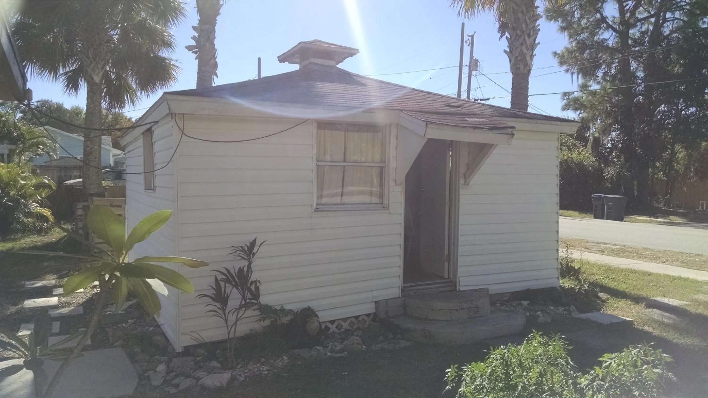 Property building in 1 Beige Cozy Bungalow or 1 White Cozy Efficiency Cottage in Titusville