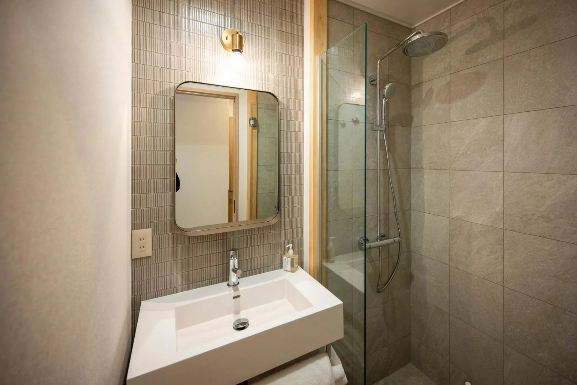 Shower in Tanuki Nozawa