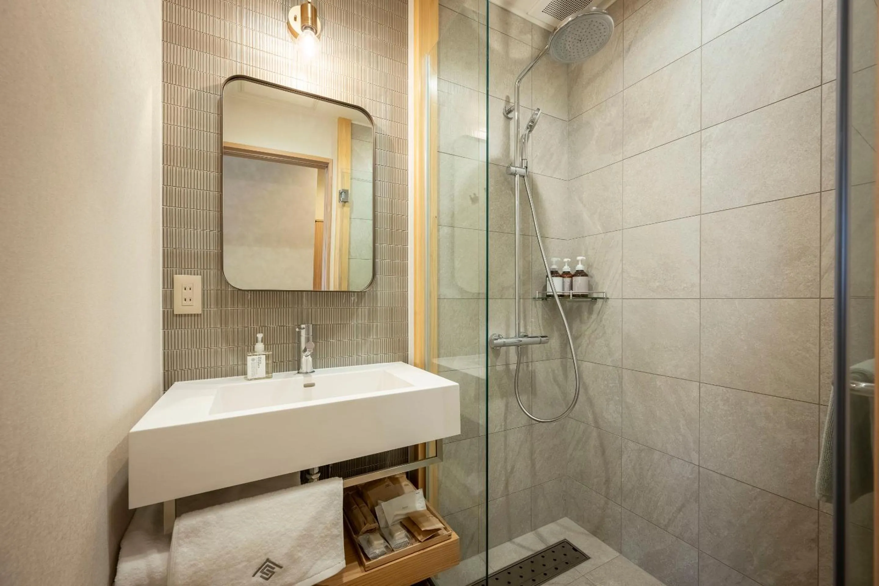 Shower in Tanuki Nozawa