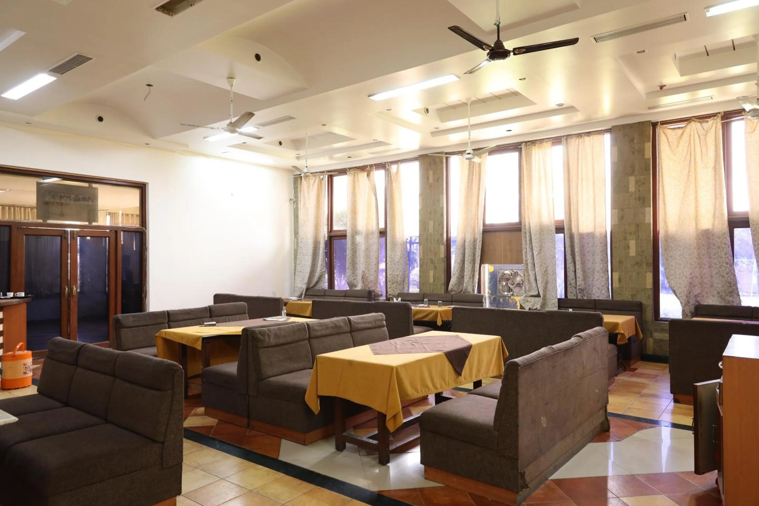 Restaurant/places to eat in Hotel Sunrise N Resorts