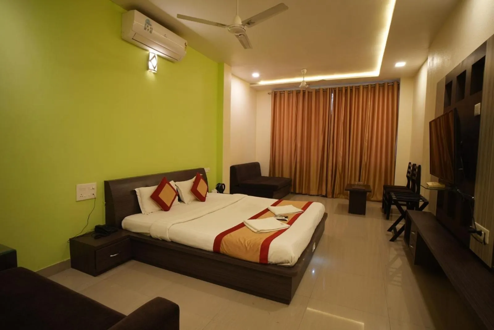 Bedroom, Bed in Hotel Sunrise N Resorts