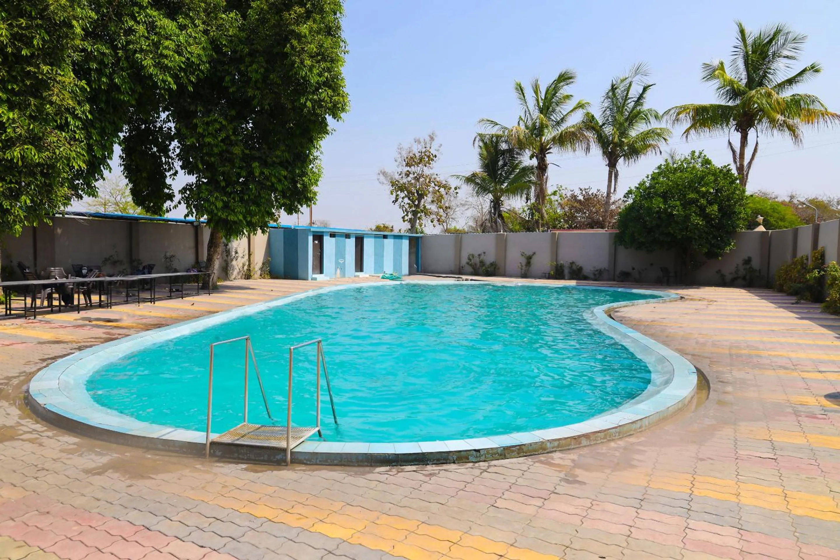 Swimming pool in Hotel Sunrise N Resorts