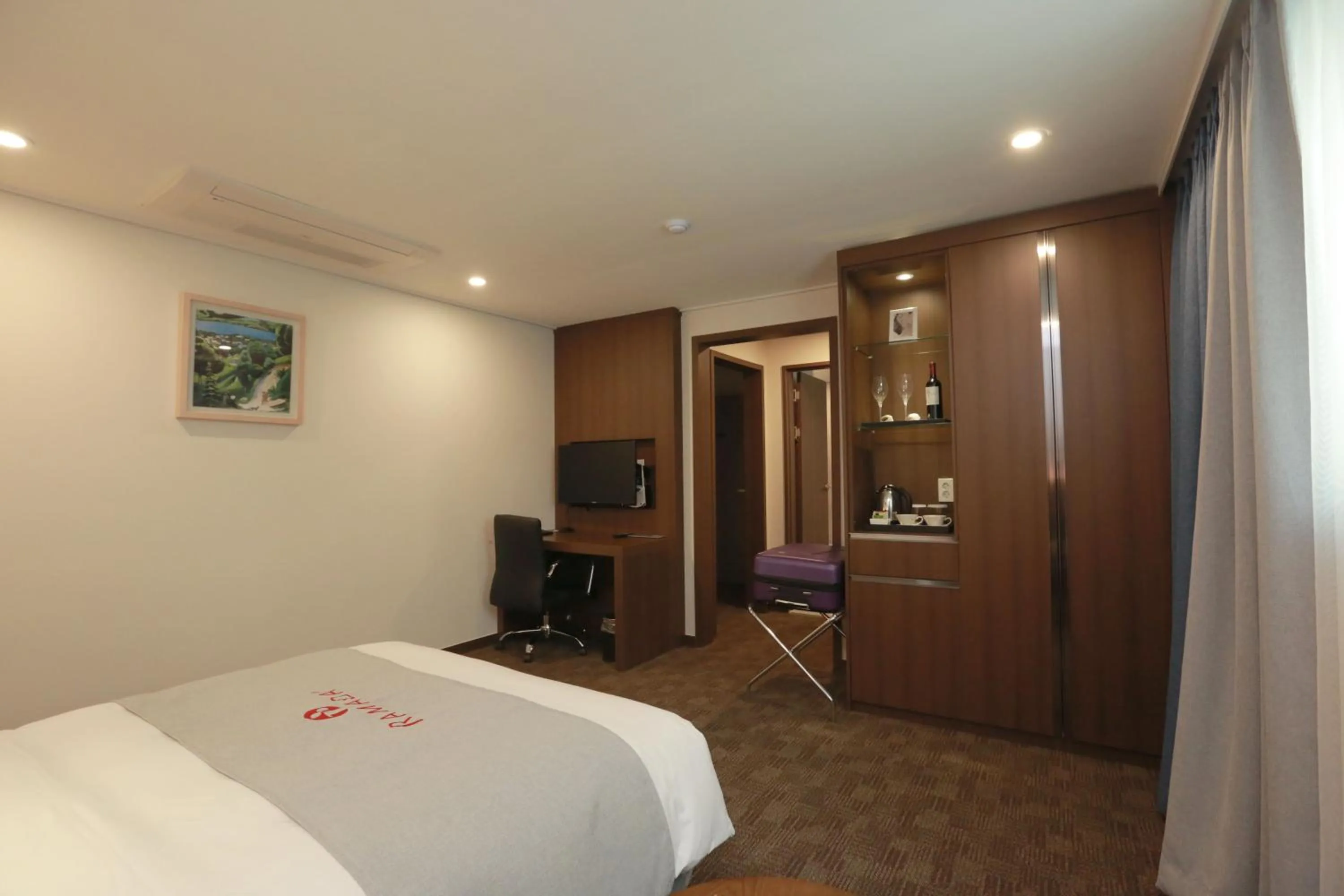 Bed in Ramada Taebaek Hotel