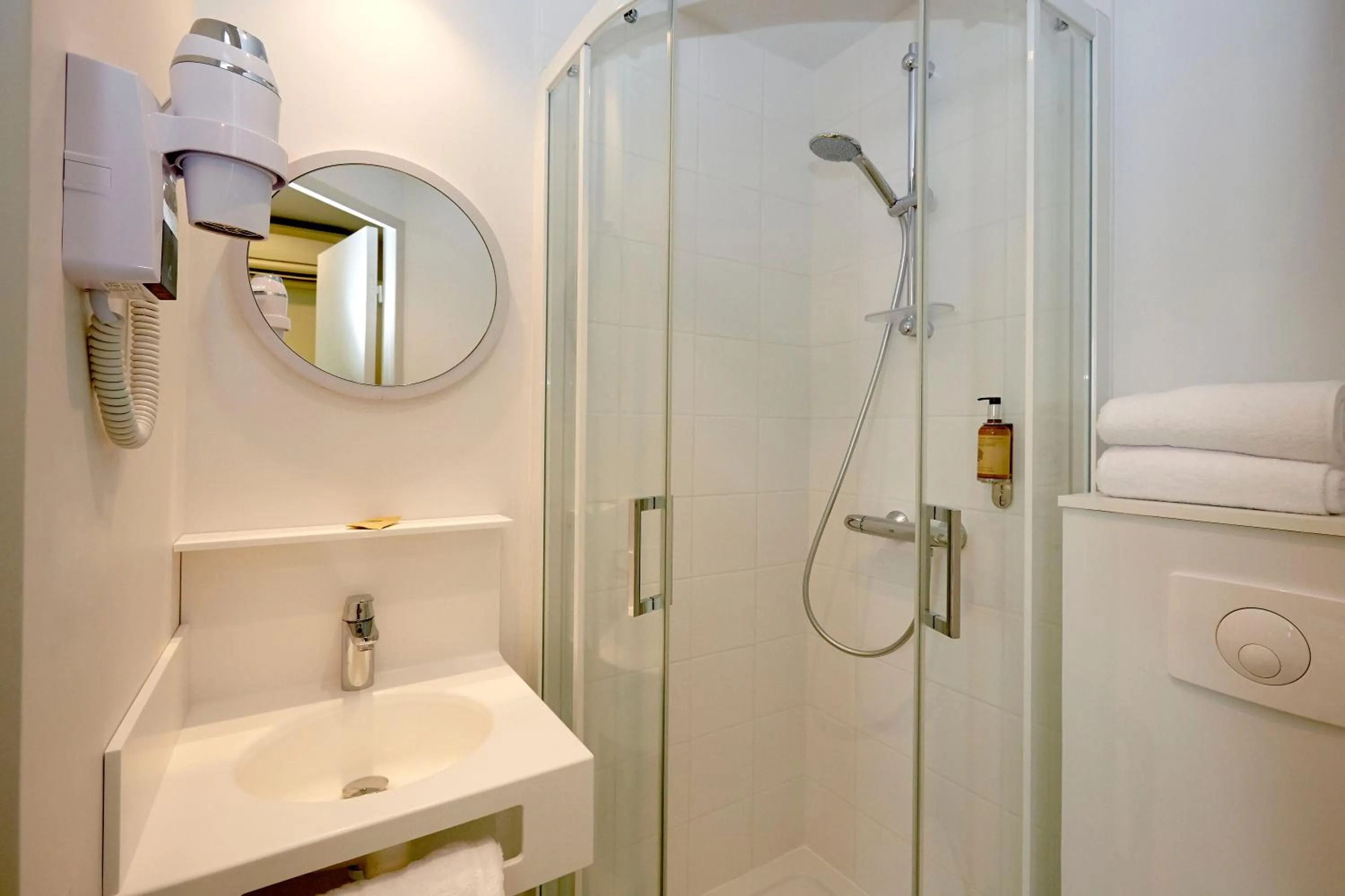 Shower in Coto Hotel