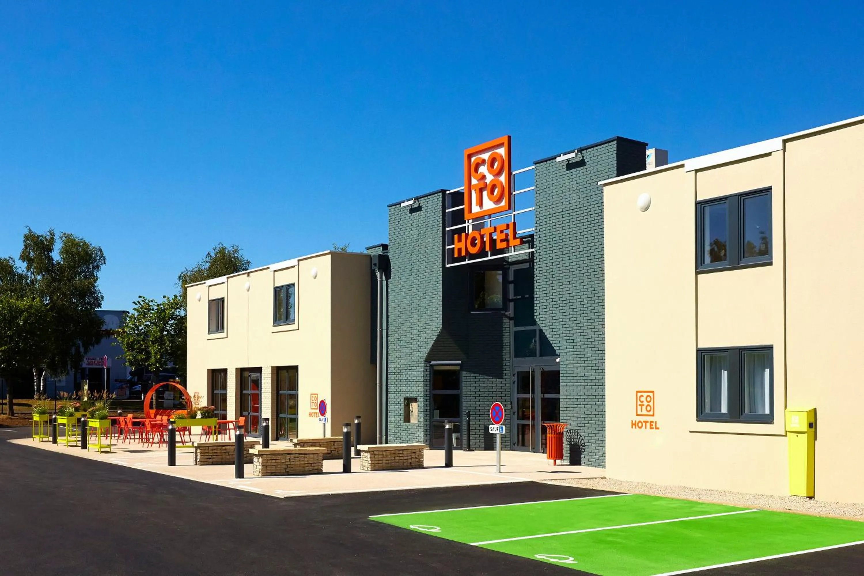 Facade/entrance in Coto Hotel