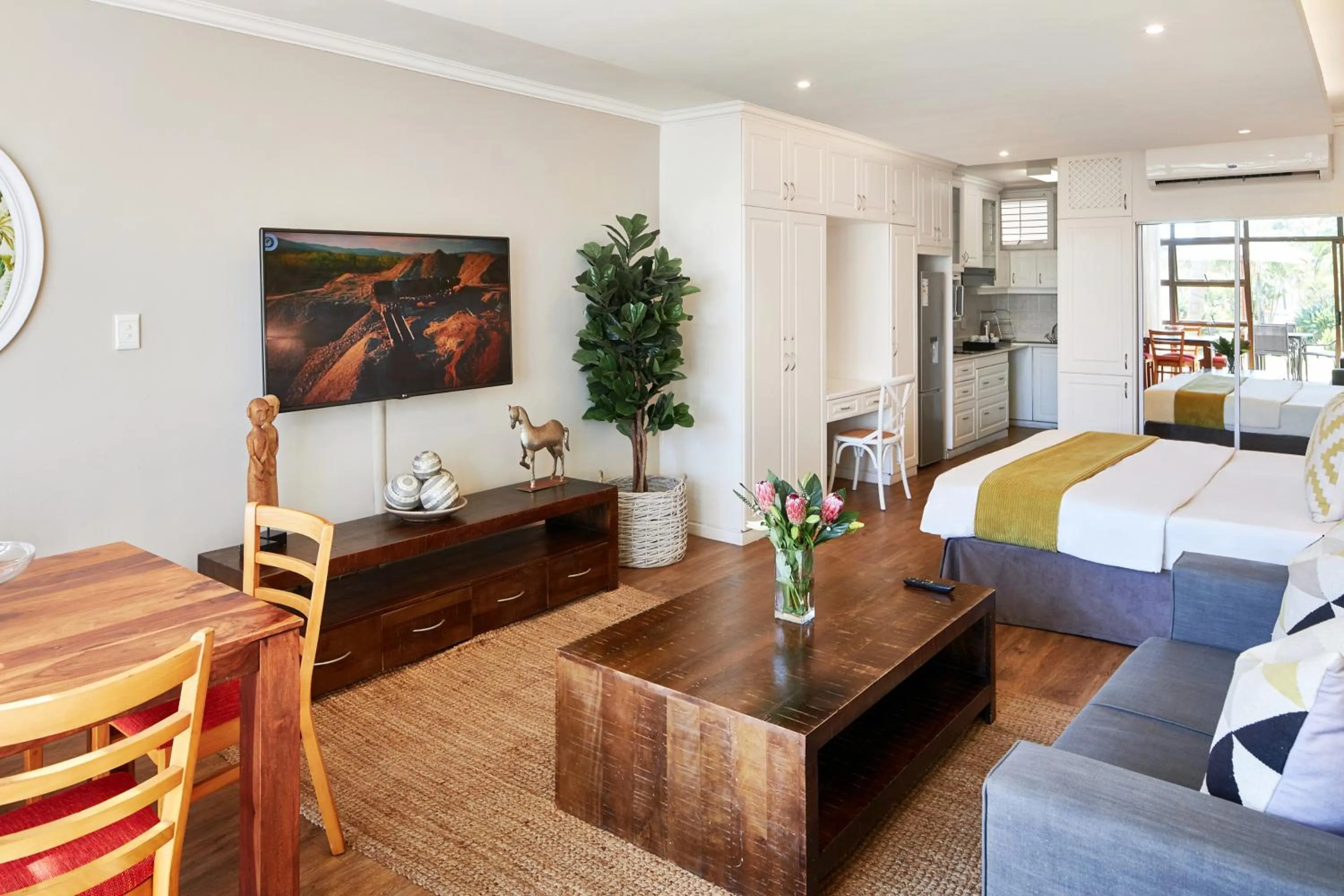 TV and multimedia in First Group Breakers Resort - Official