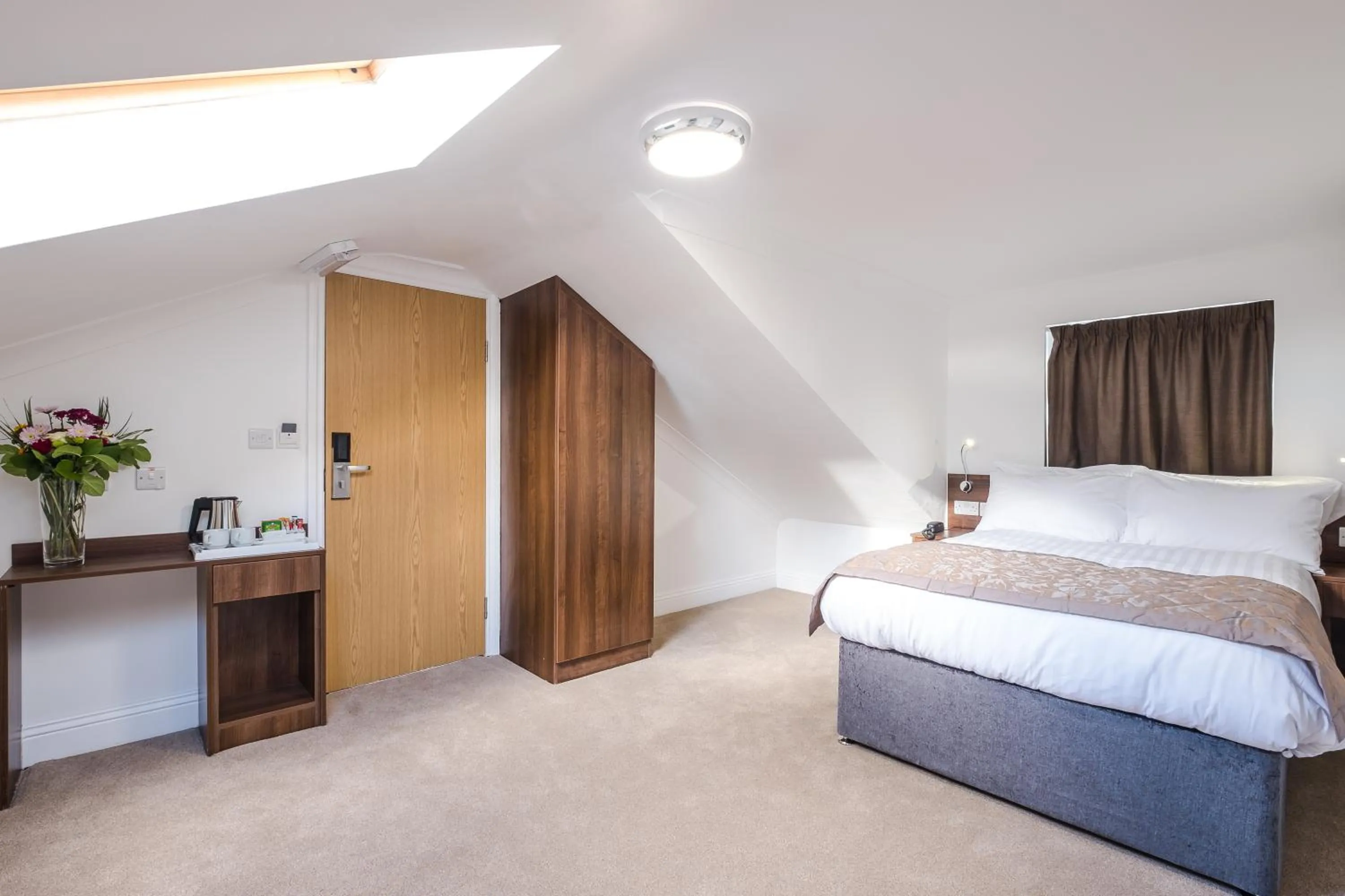 Photo of the whole room, Bed in Signature Hotel London