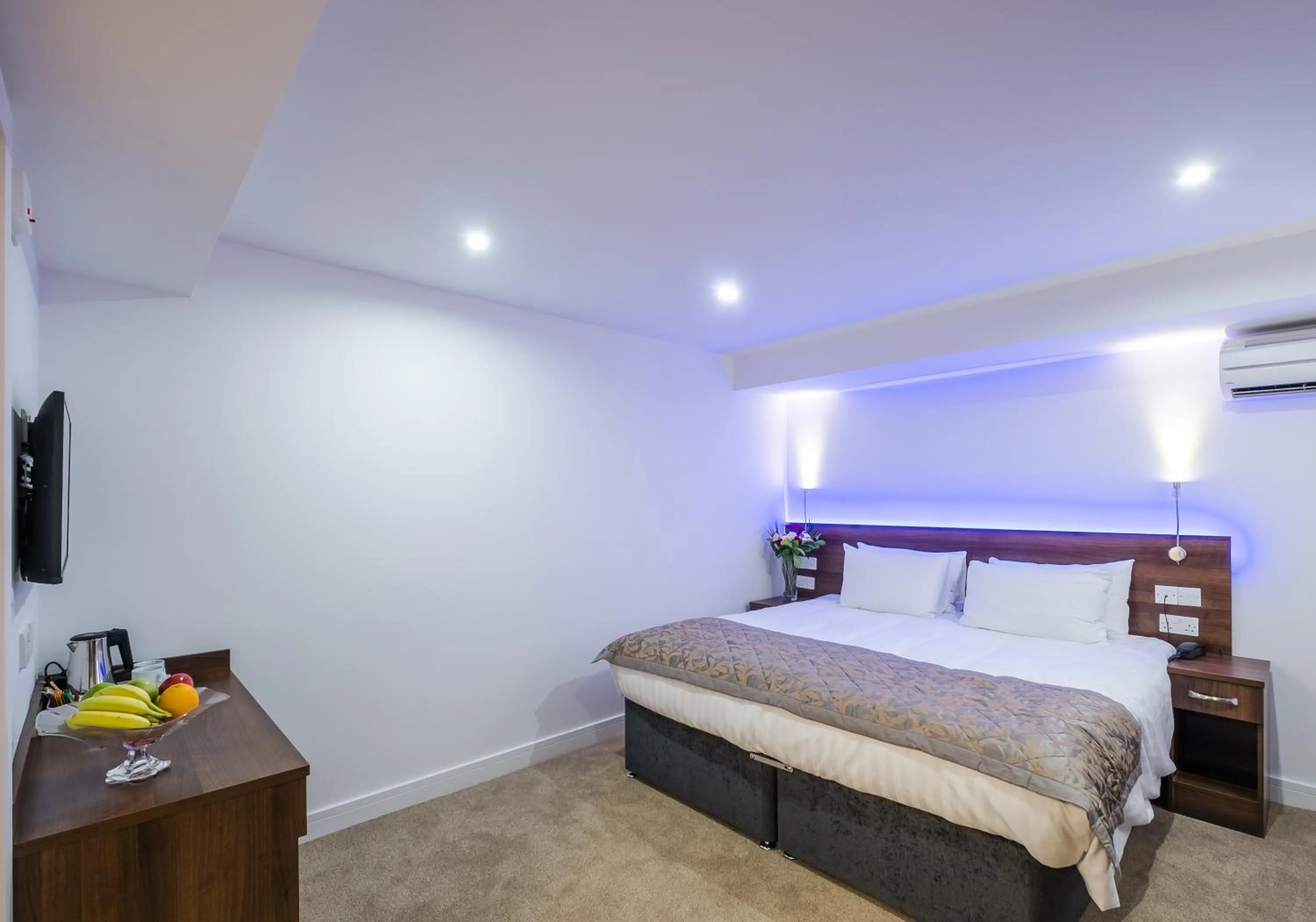 Photo of the whole room, Bed in Signature Hotel London