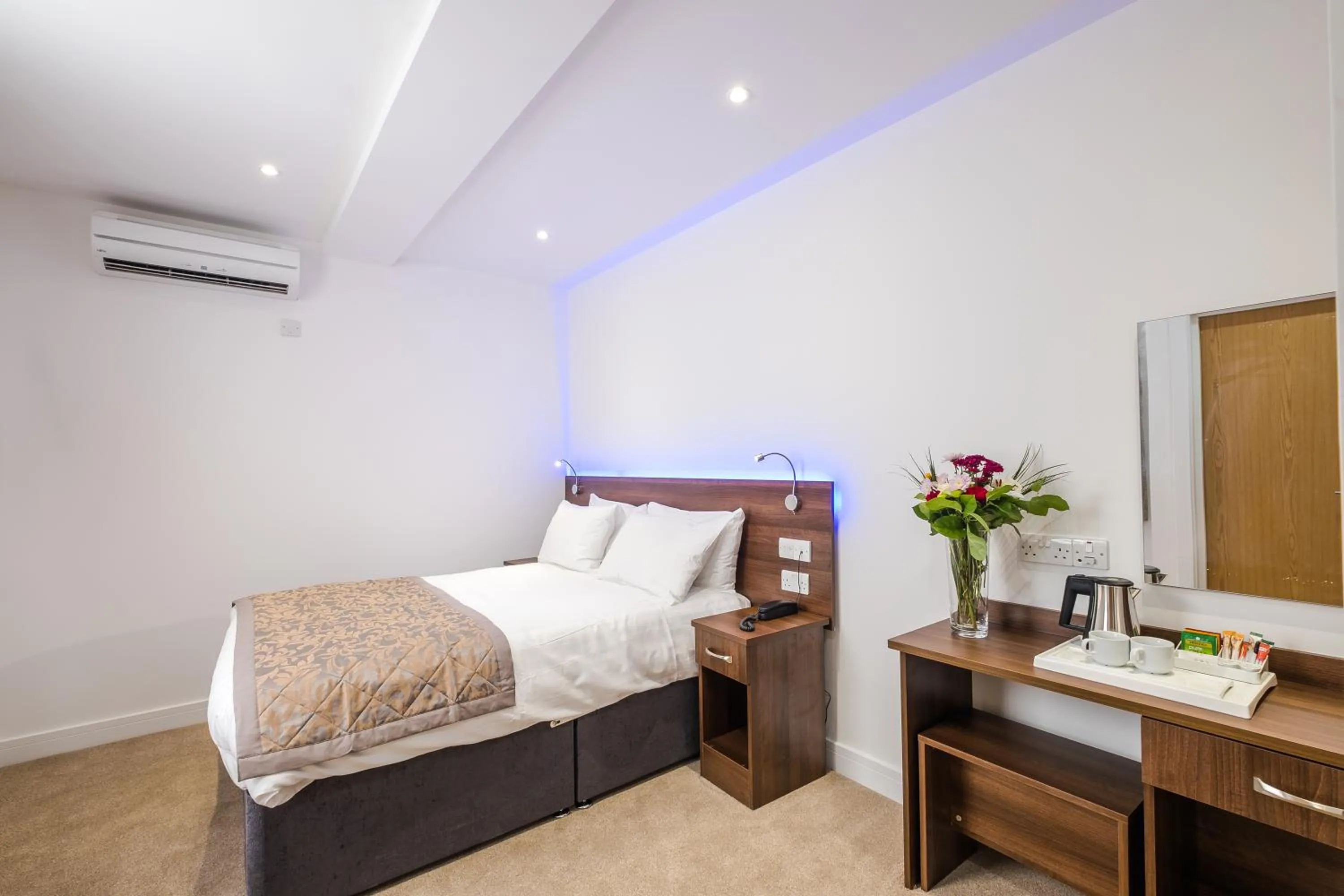 Photo of the whole room, Bed in Signature Hotel London