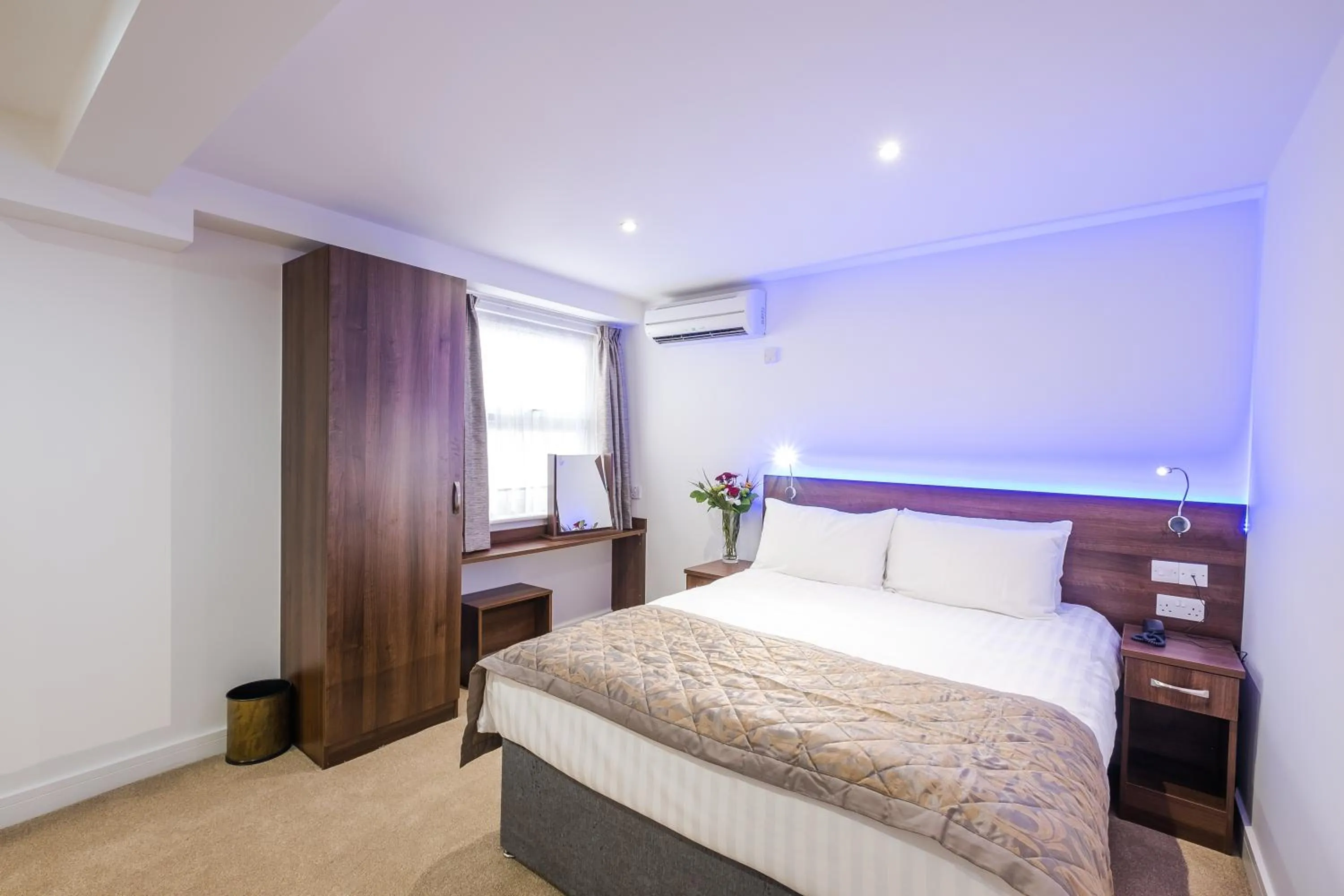 Photo of the whole room, Bed in Signature Hotel London