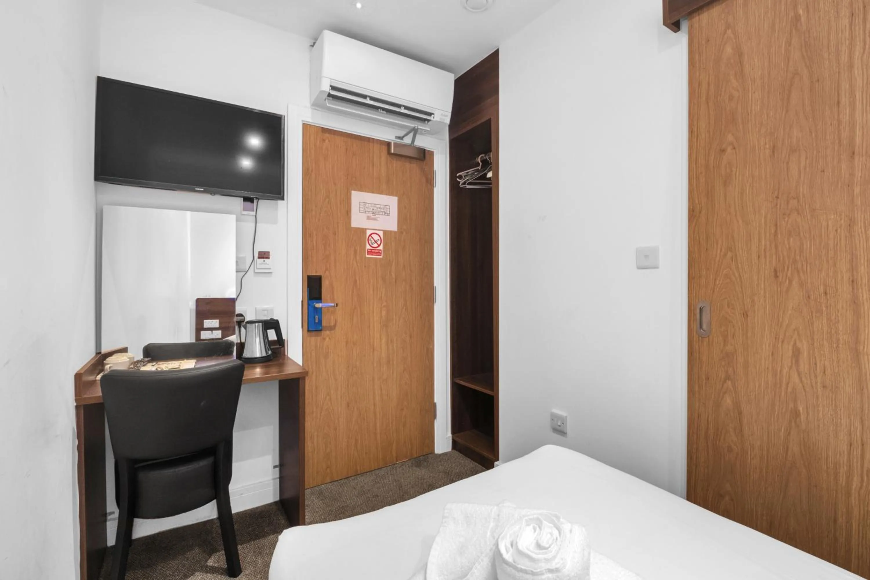 Bed in Signature Hotel London