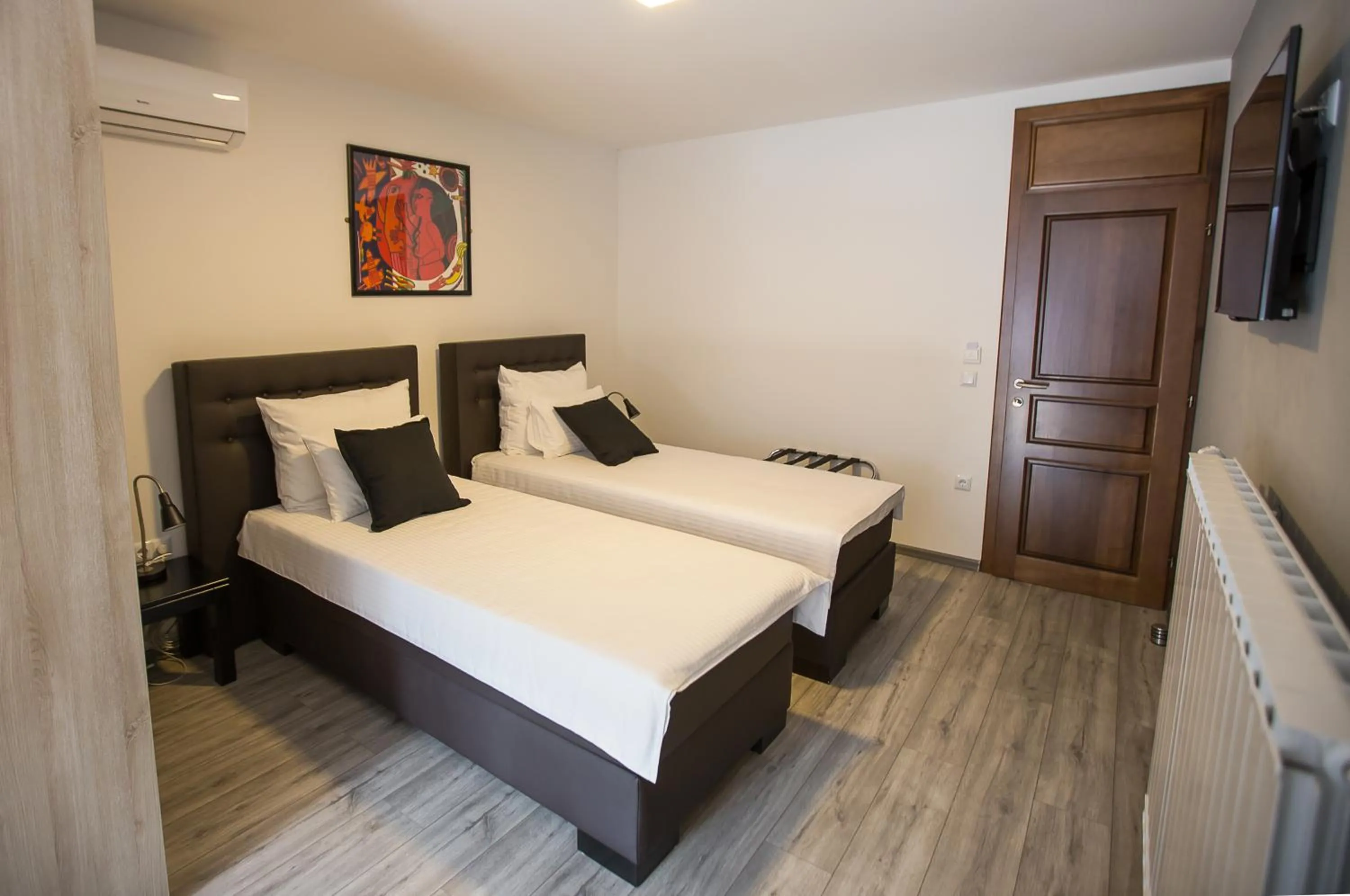 Photo of the whole room, Bed in Heartland City B&B