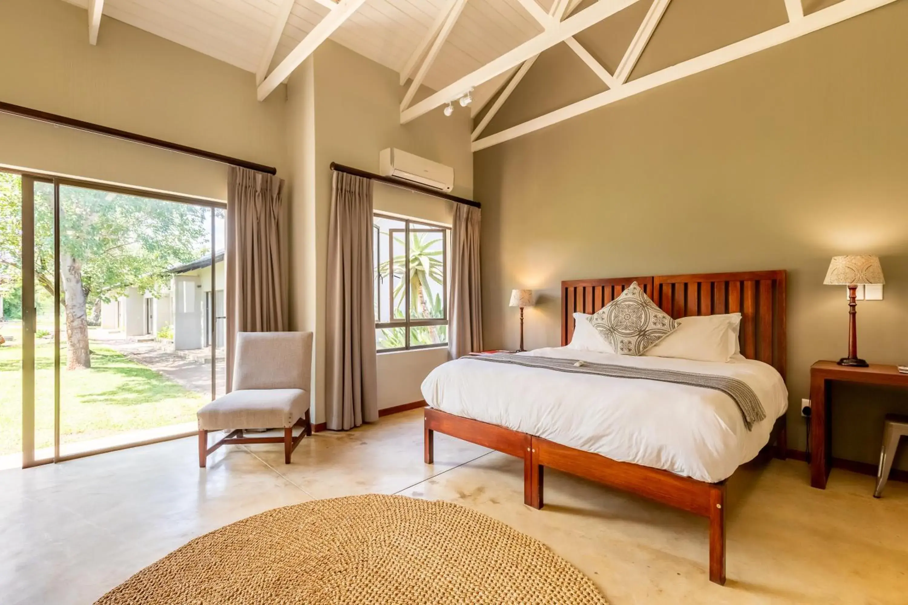 Luxury Double or Twin Room with Pool View - single occupancy in Hamiltons Lodge & Restaurant Luxury Double or Twin Room with Pool View - single occupancy in Hamiltons Lodge & Restaurant