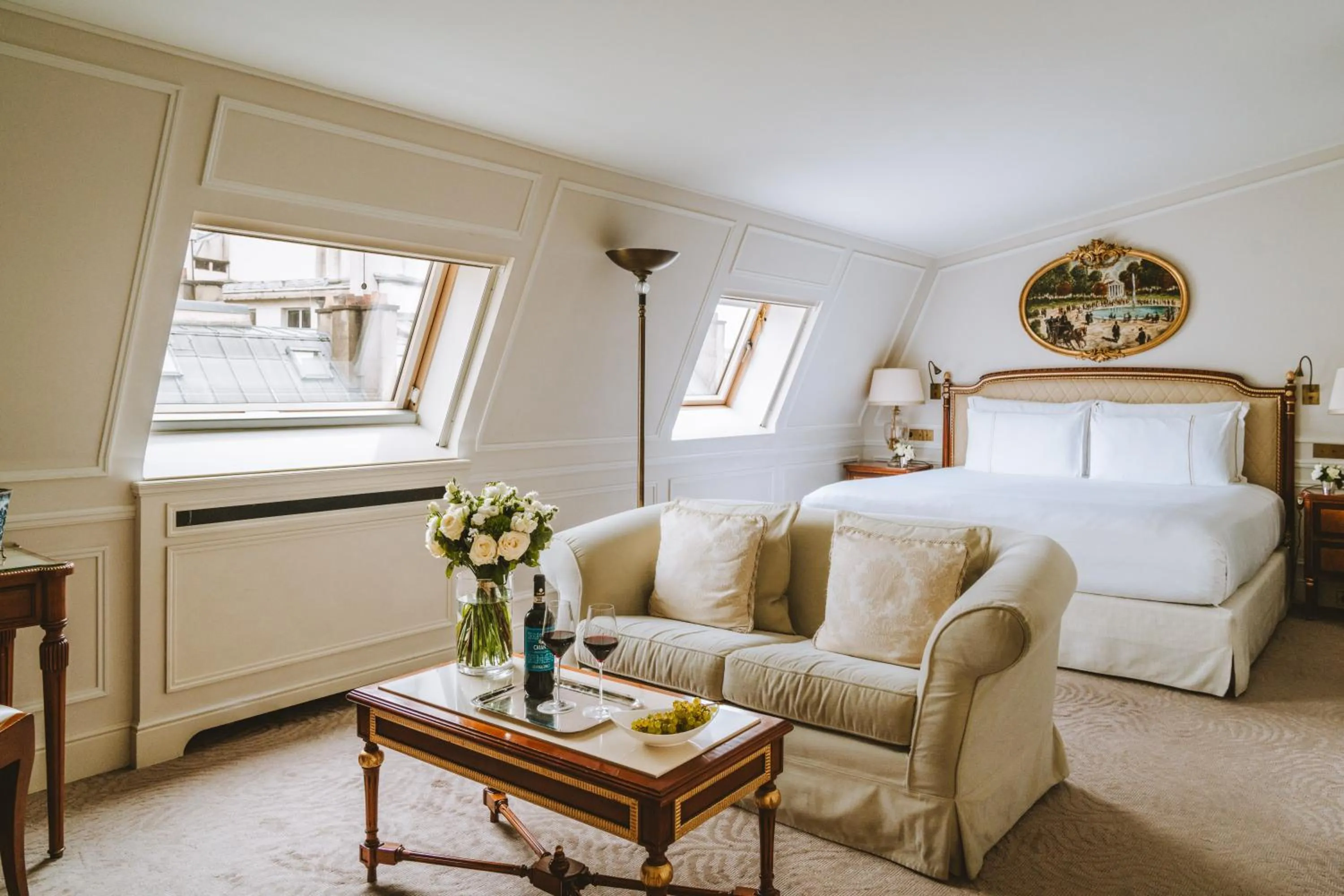 Photo of the whole room, Bed in Hotel Splendide Royal Paris - Relais & Châteaux