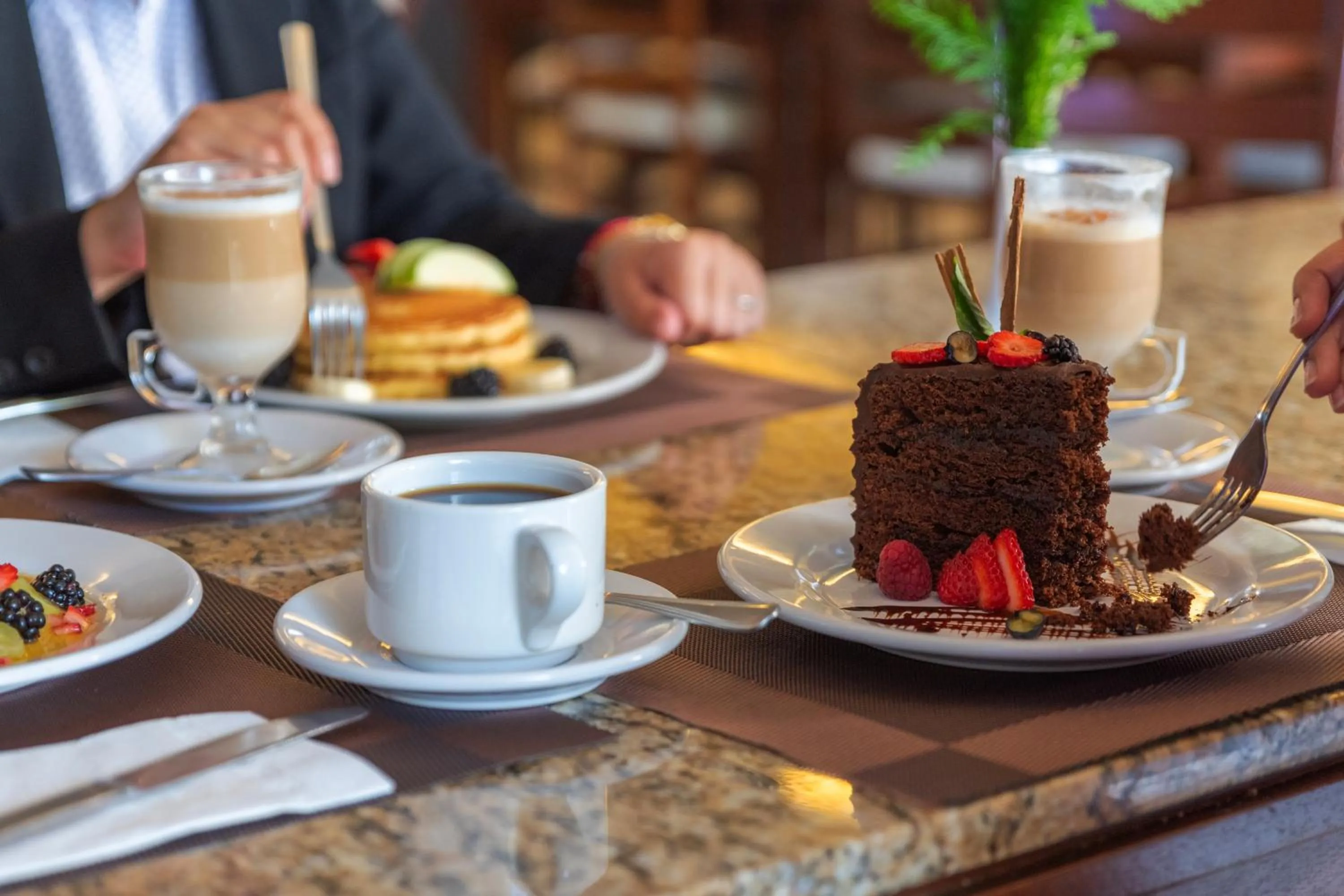 Food and drinks in Crown Victoria Hotel