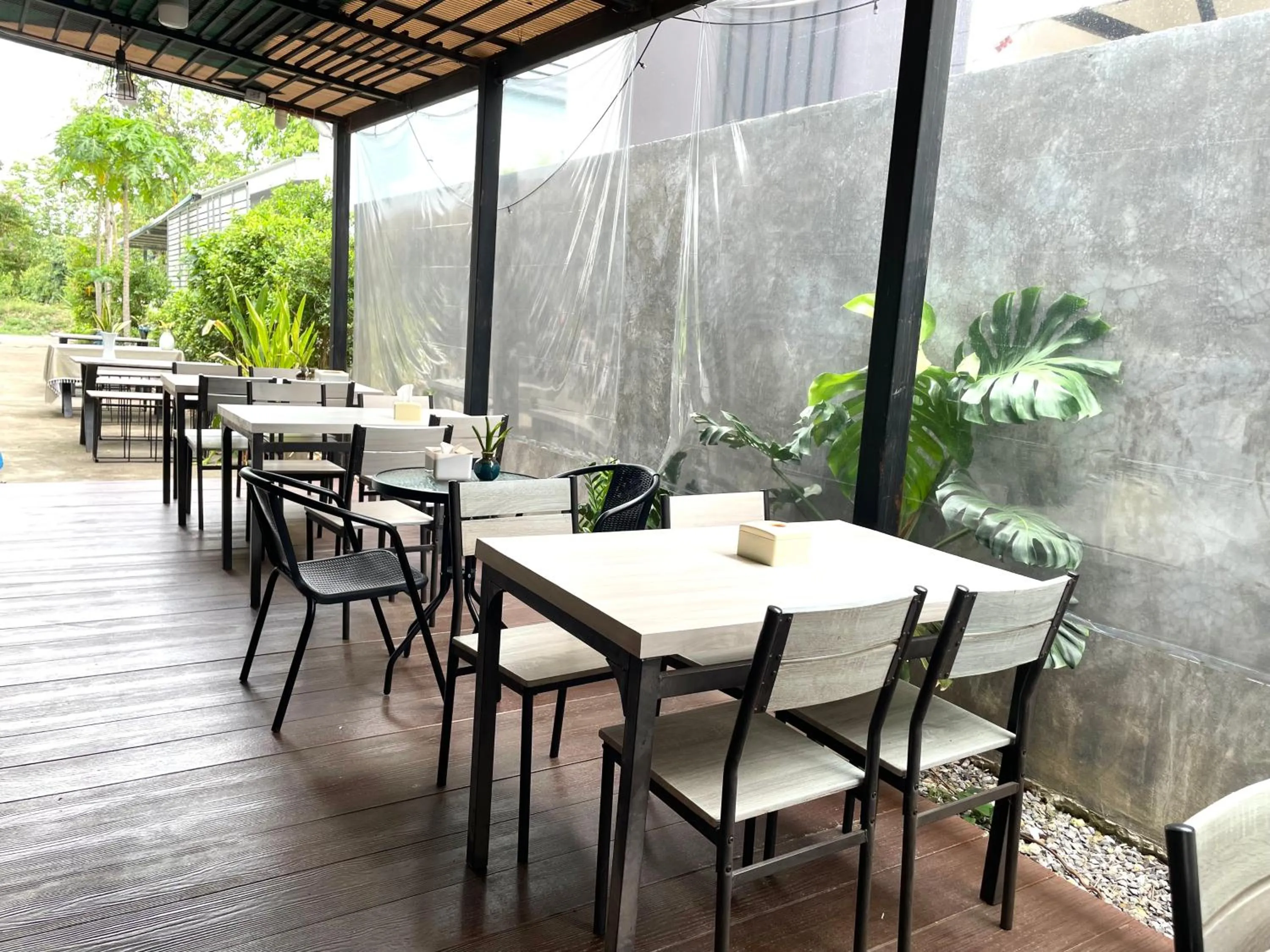 Restaurant/places to eat in Smaids Room