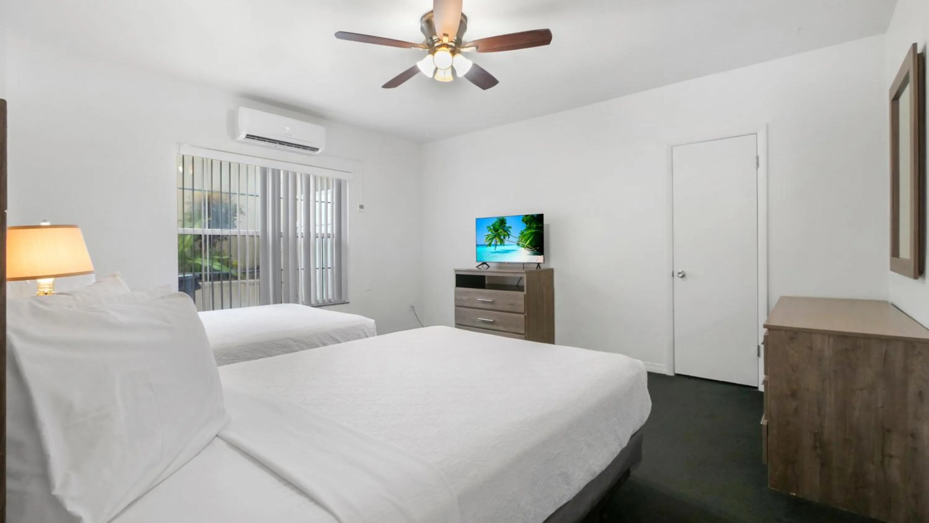 Bedroom, Bed in Ocean Court Beachfront Hotel