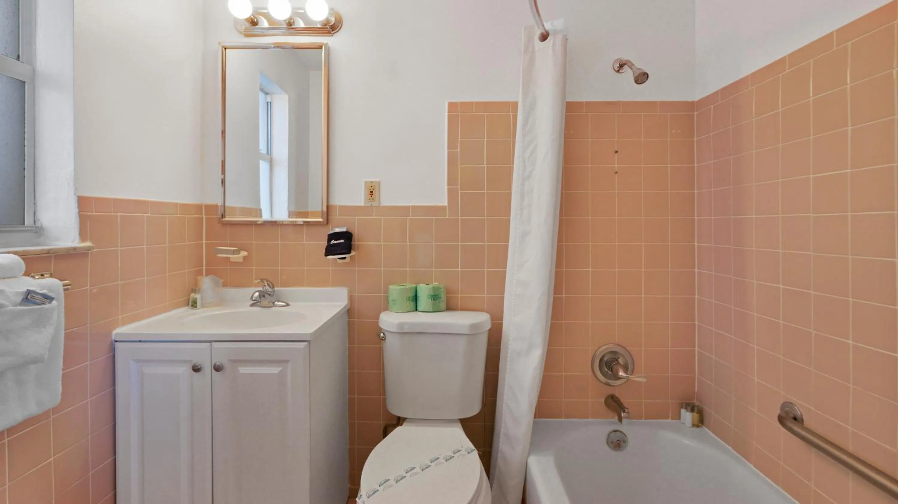 Bathroom in Ocean Court Beachfront Hotel