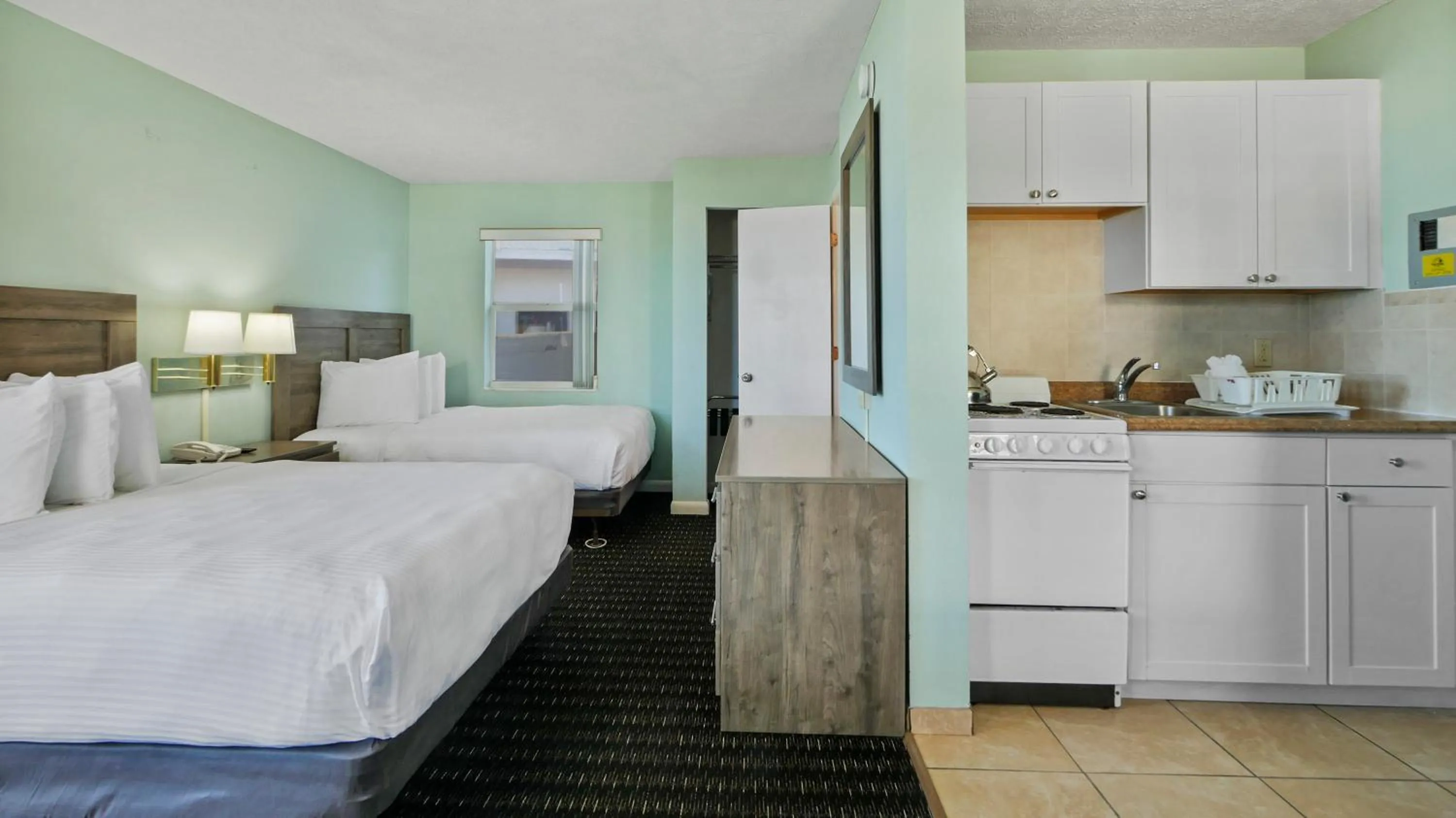 Bed in Ocean Court Beachfront Hotel