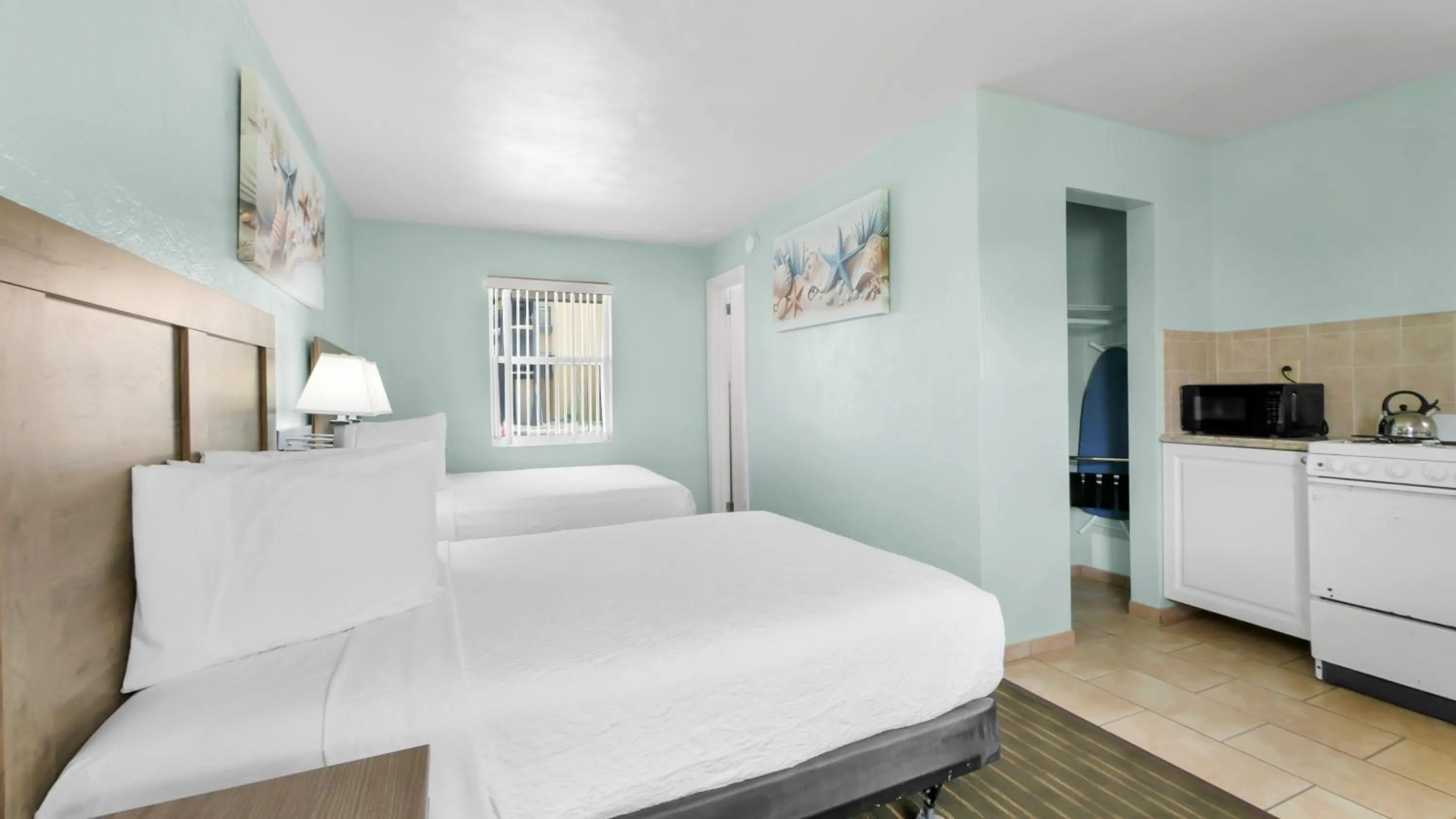 Bed in Ocean Court Beachfront Hotel