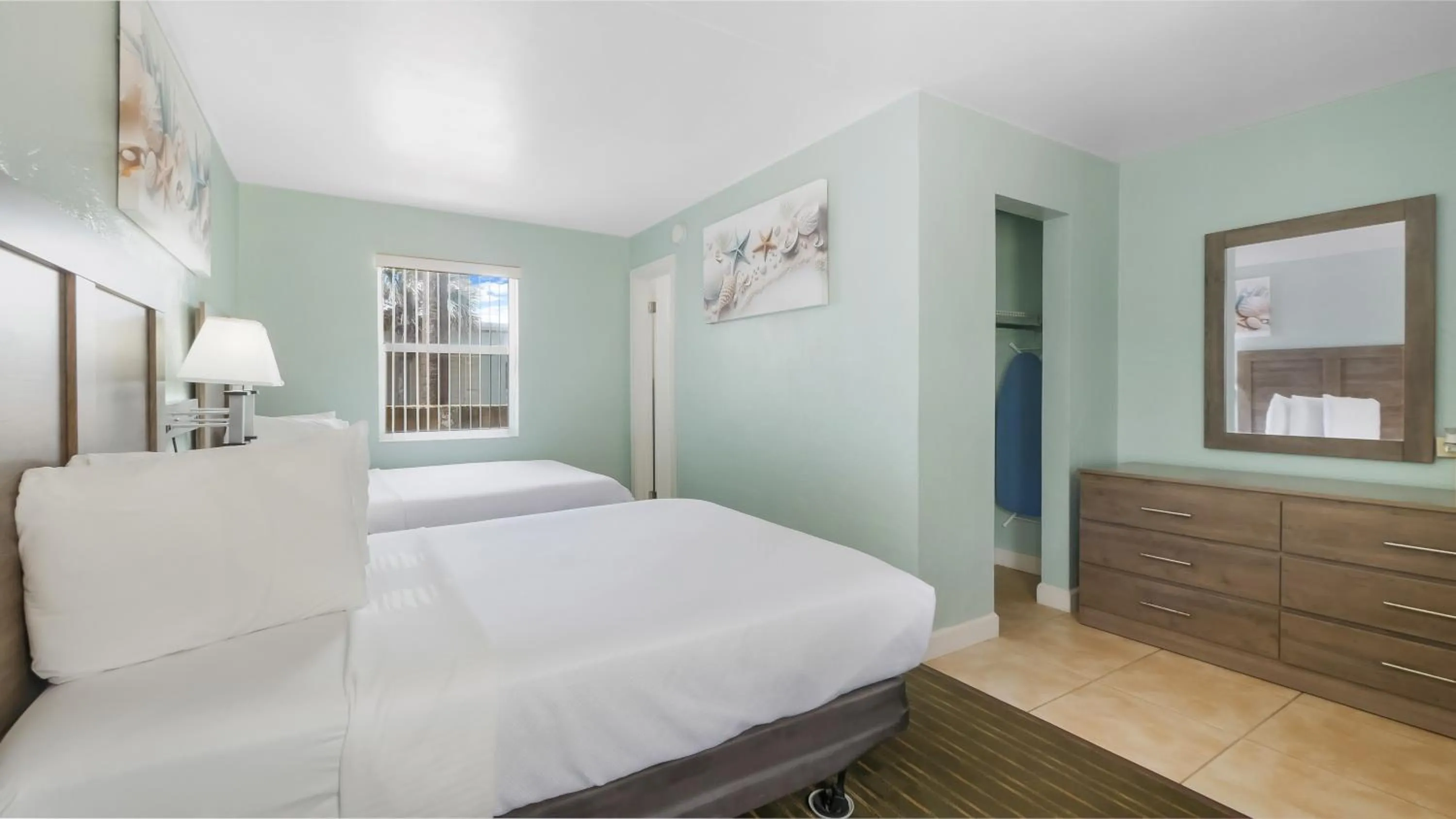 Photo of the whole room, Bed in Ocean Court Beachfront Hotel