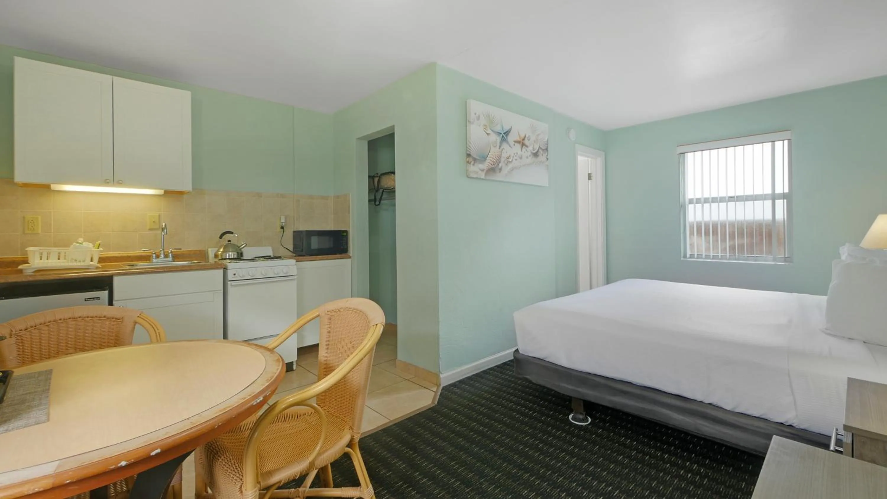 Photo of the whole room, Bed in Ocean Court Beachfront Hotel