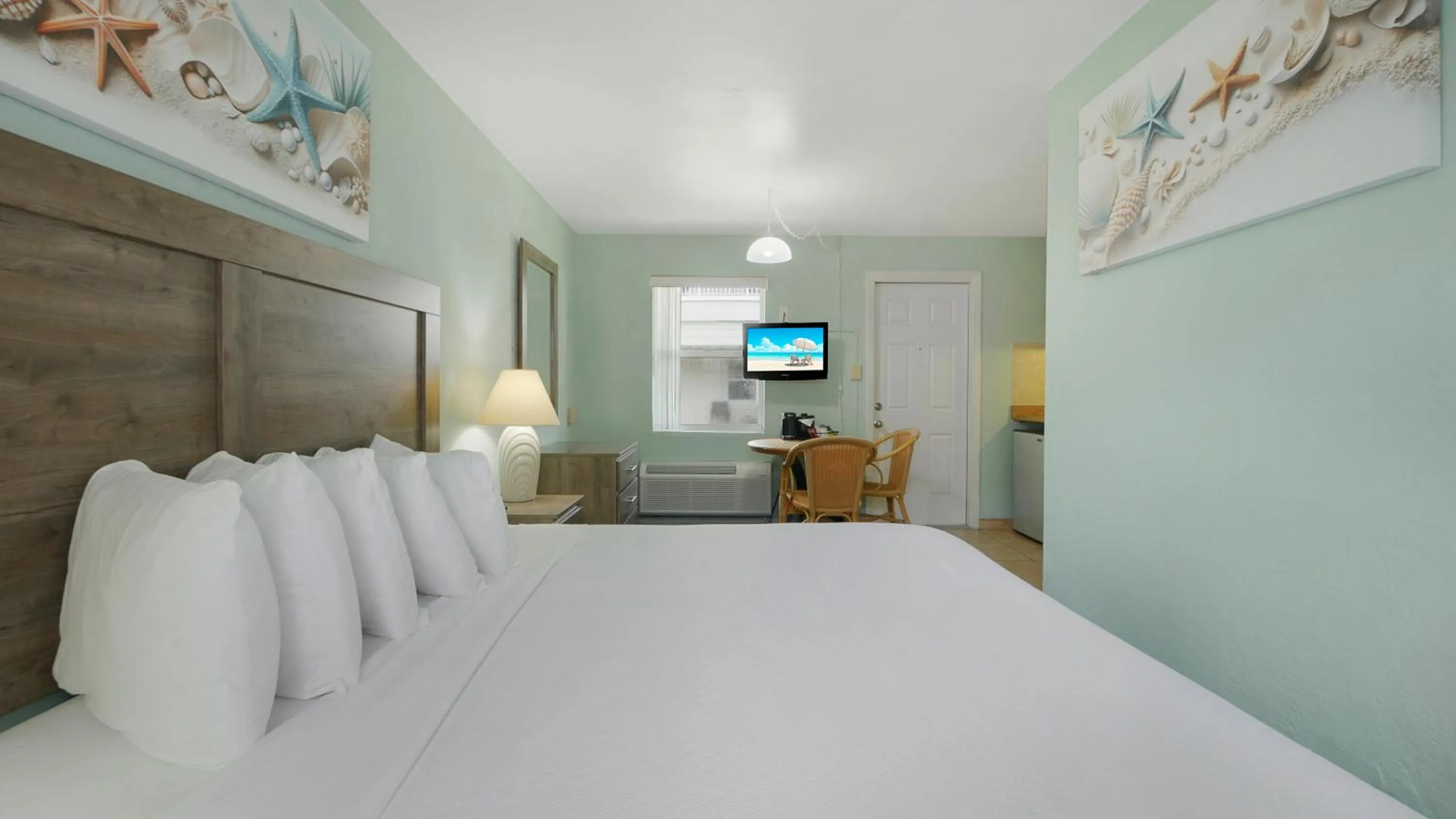 Photo of the whole room, Bed in Ocean Court Beachfront Hotel