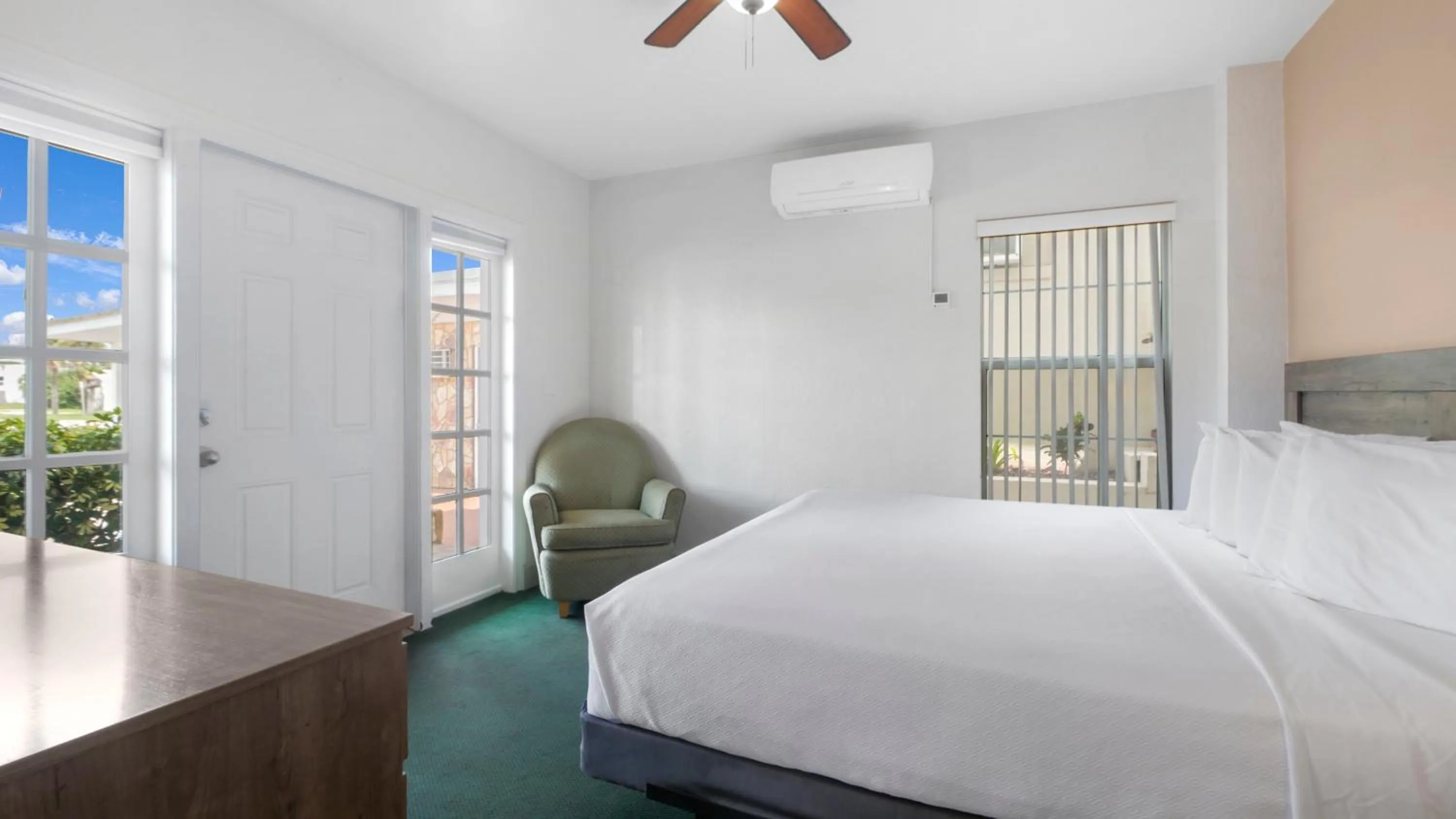 Bedroom, Bed in Ocean Court Beachfront Hotel