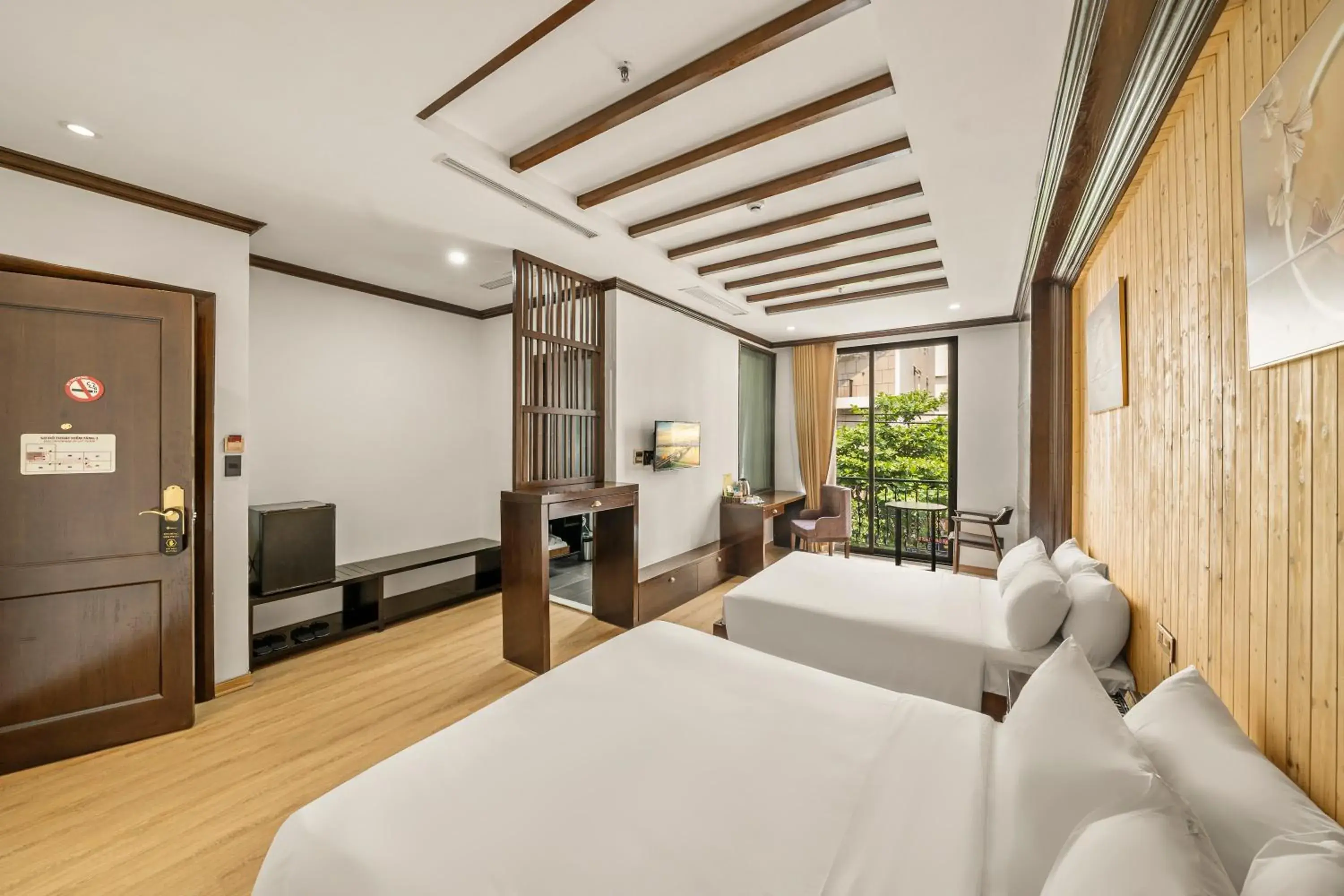 Triple Room with Balcony in Palazzo Luxury Hotel & Bistro - Central My Khe Beach Walking Street Triple Room with Balcony in Palazzo Luxury Hotel & Bistro - Central My Khe Beach Walking Street