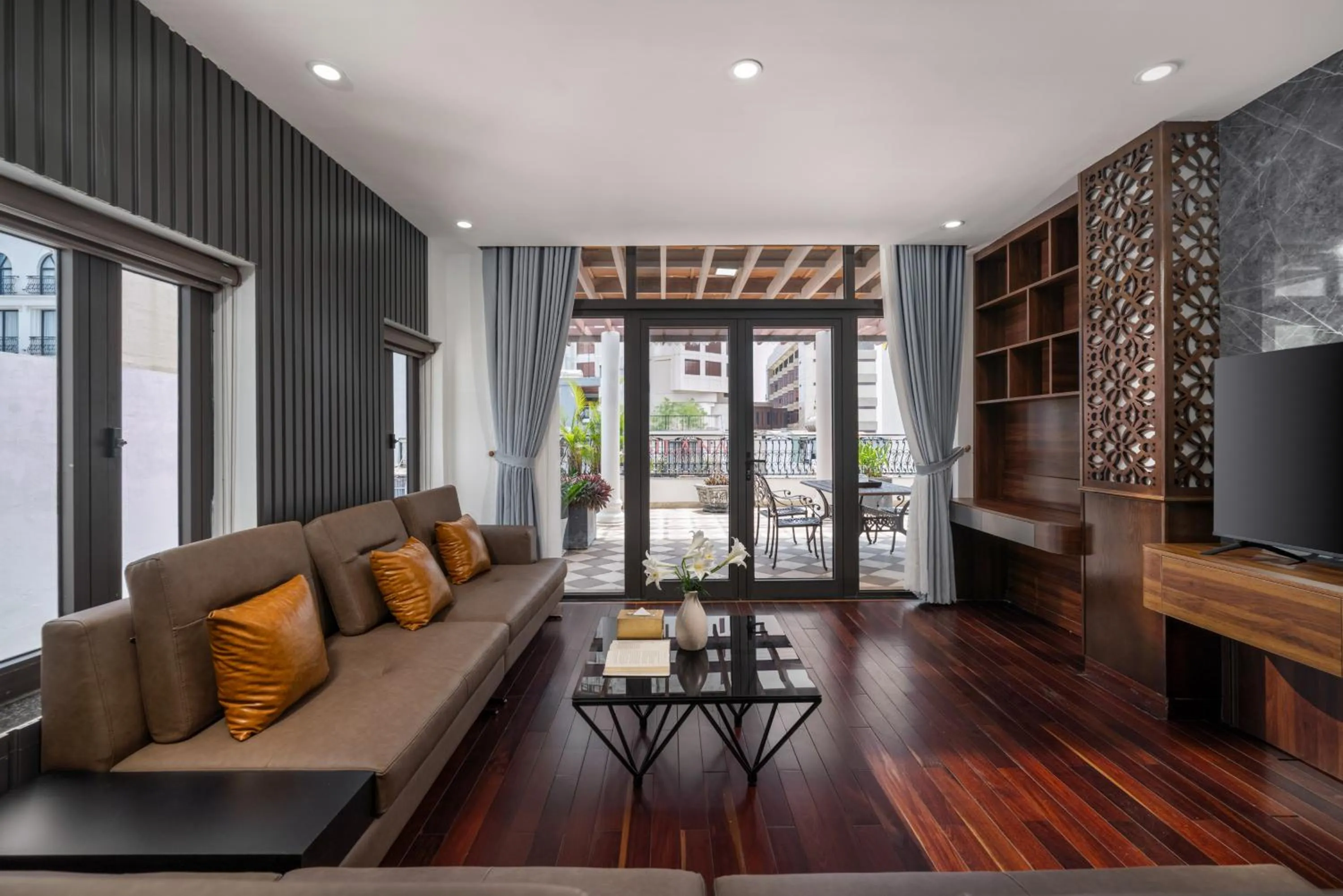 Communal lounge/ TV room in Palazzo Luxury Hotel & Bistro - Central My Khe Beach Walking Street