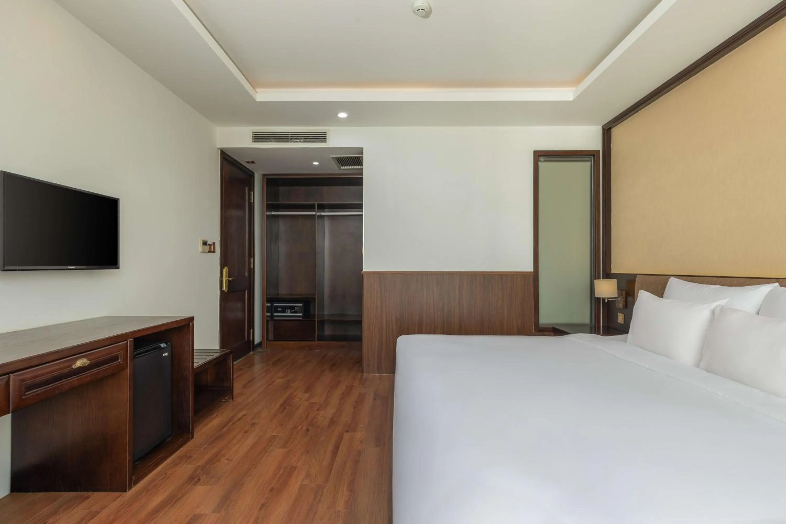 Bed in Palazzo Luxury Hotel & Bistro - Central My Khe Beach Walking Street