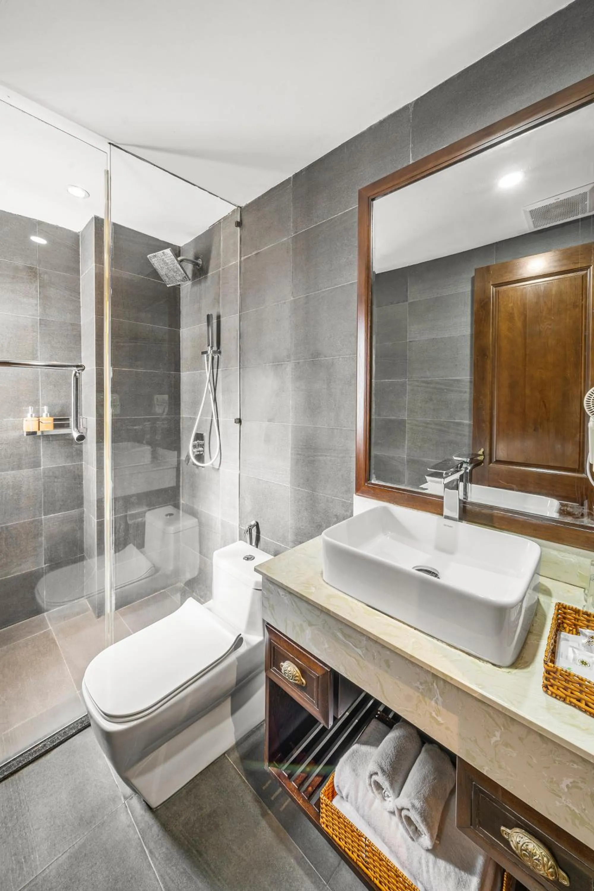 Shower in Palazzo Luxury Hotel & Bistro - Central My Khe Beach Walking Street