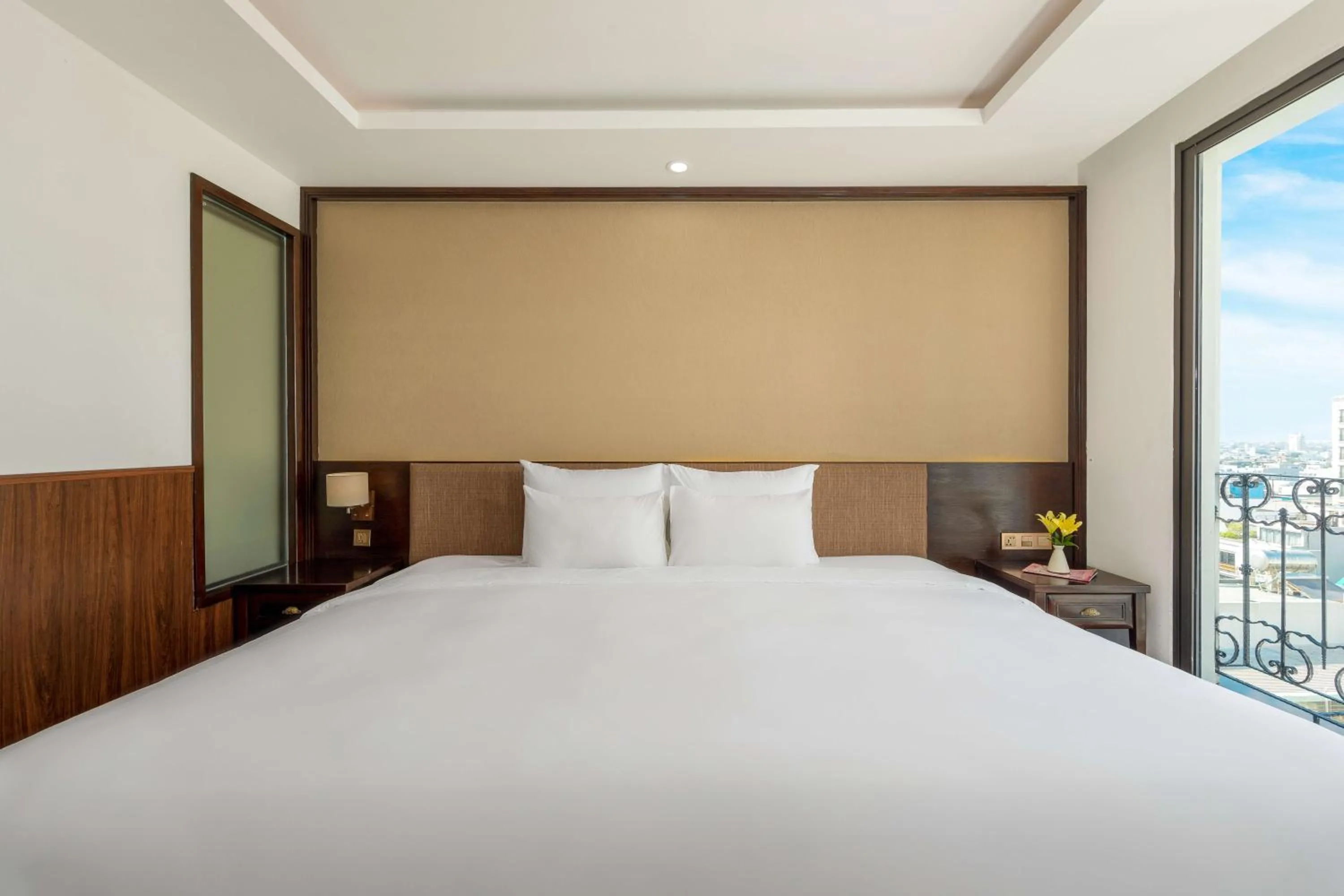 Bed in Palazzo Luxury Hotel & Bistro - Central My Khe Beach Walking Street