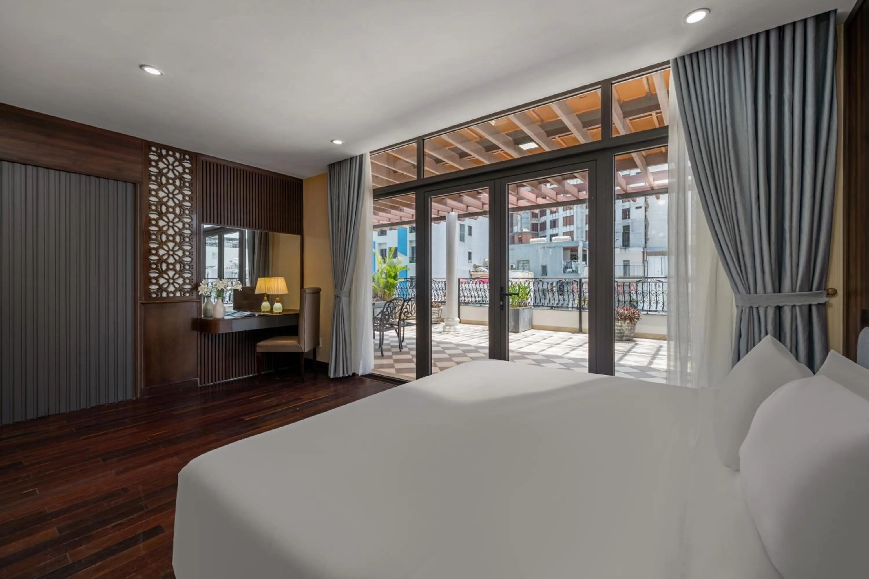 Bed in Palazzo Luxury Hotel & Bistro - Central My Khe Beach Walking Street