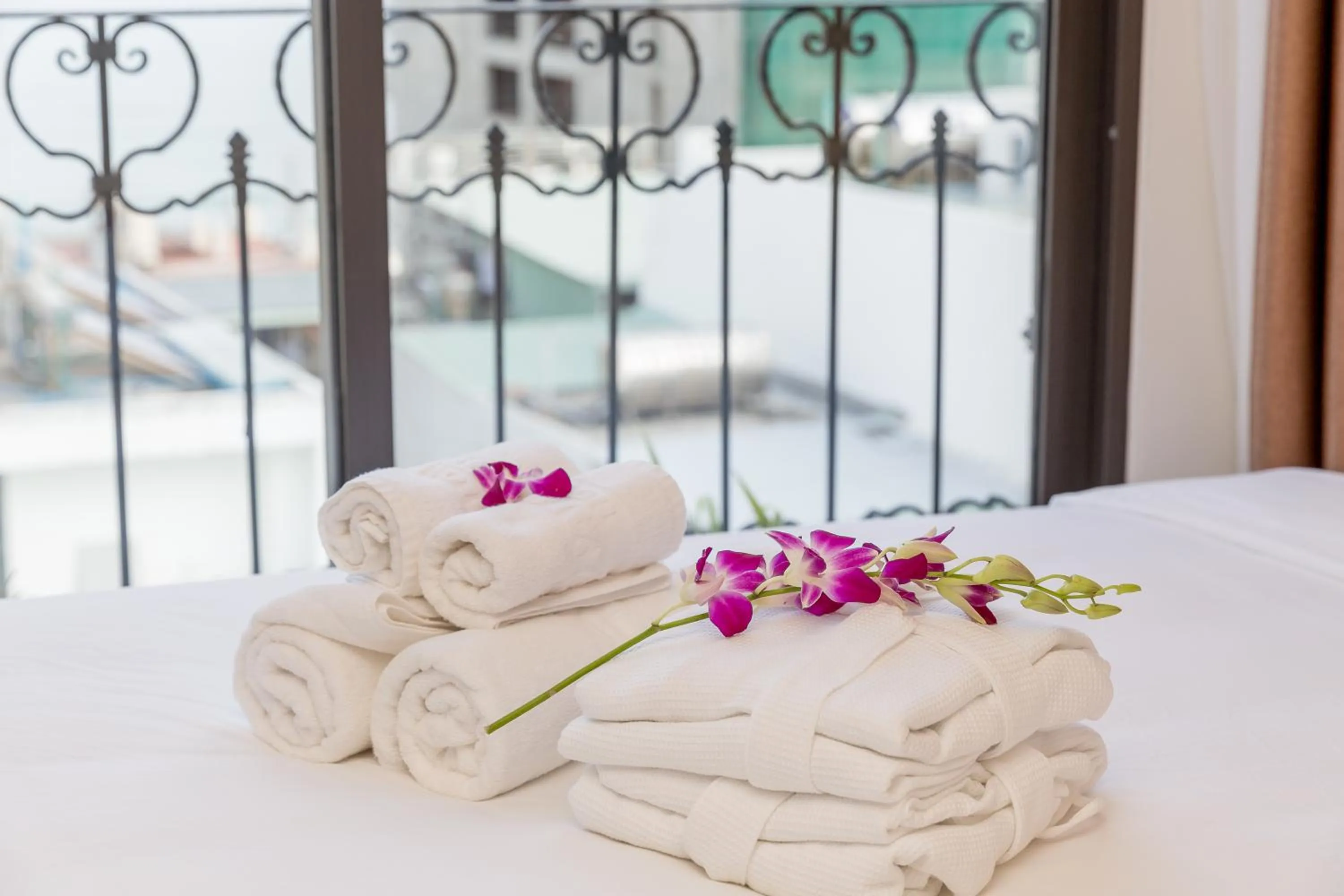 Shower, Bed in Palazzo Luxury Hotel & Bistro - Central My Khe Beach Walking Street