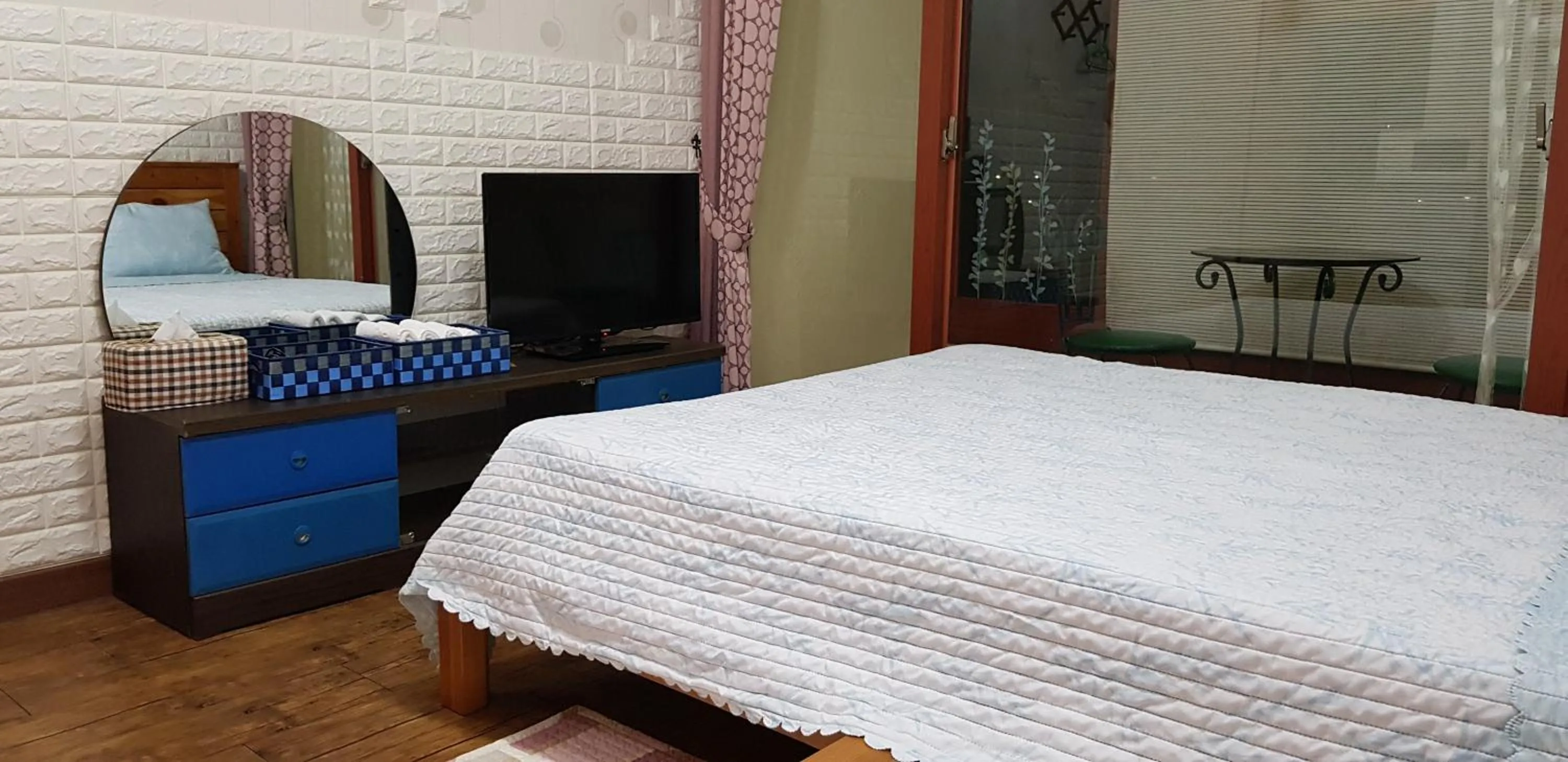 Photo of the whole room, Bed in Jun House