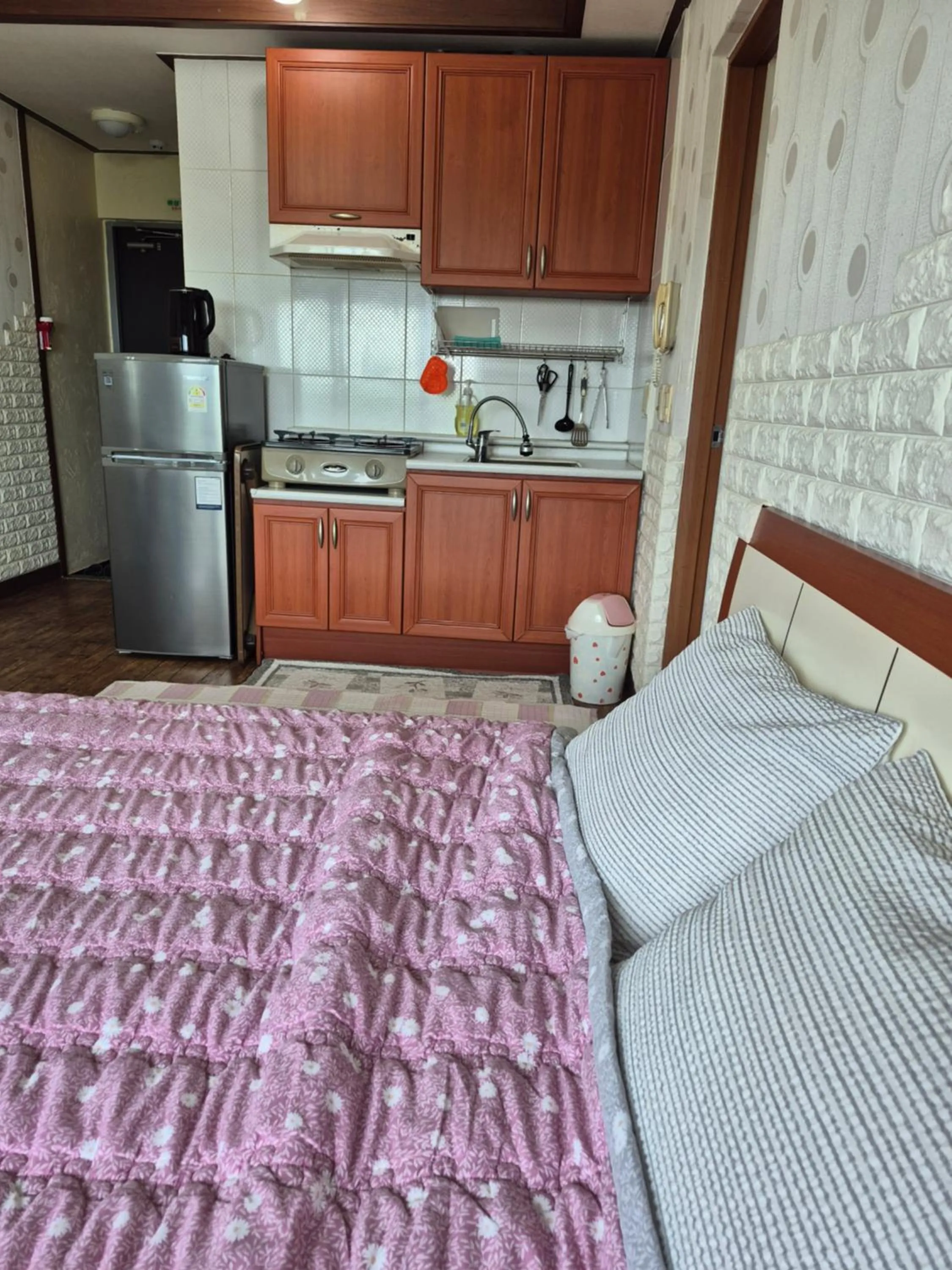 Photo of the whole room, Bed in Jun House