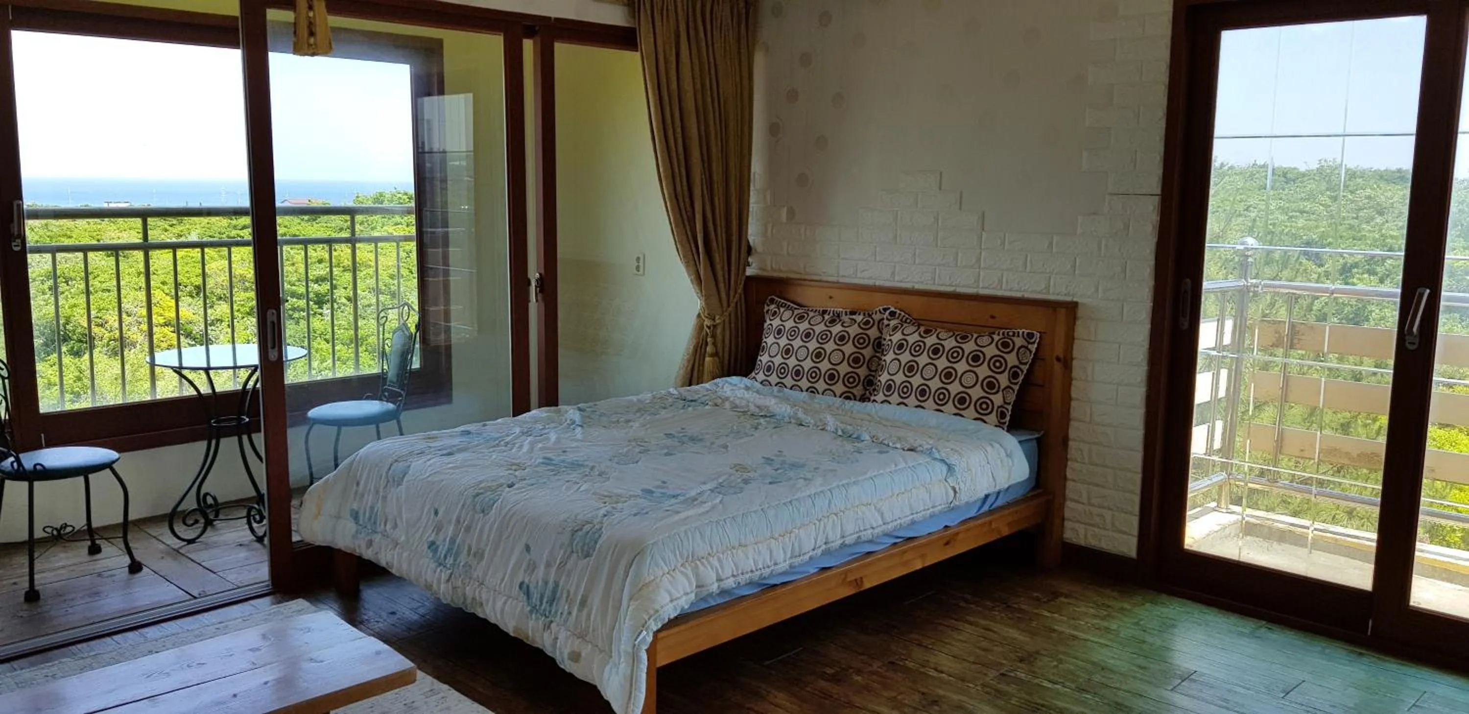 Photo of the whole room, Bed in Jun House
