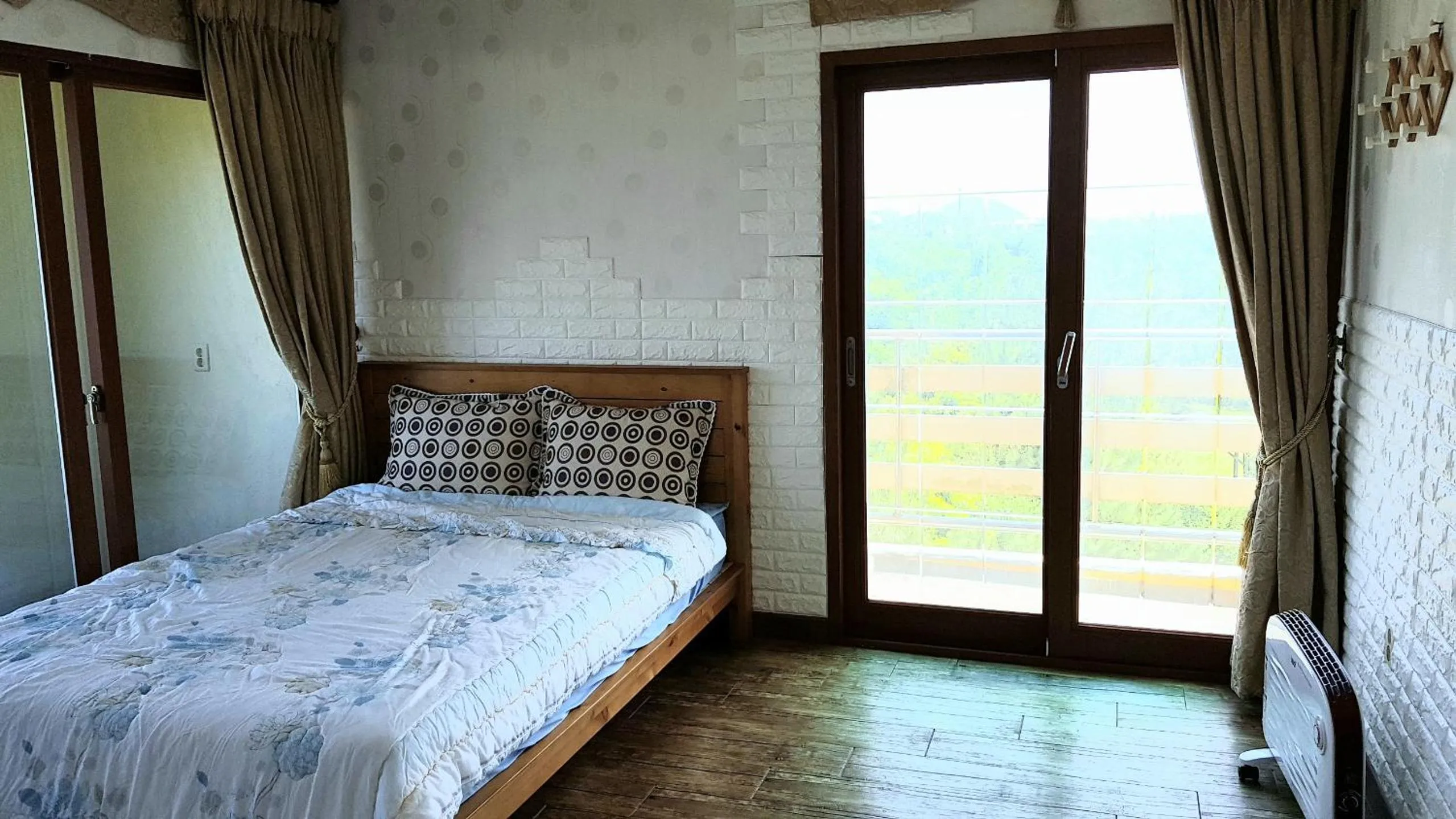 Photo of the whole room, Bed in Jun House