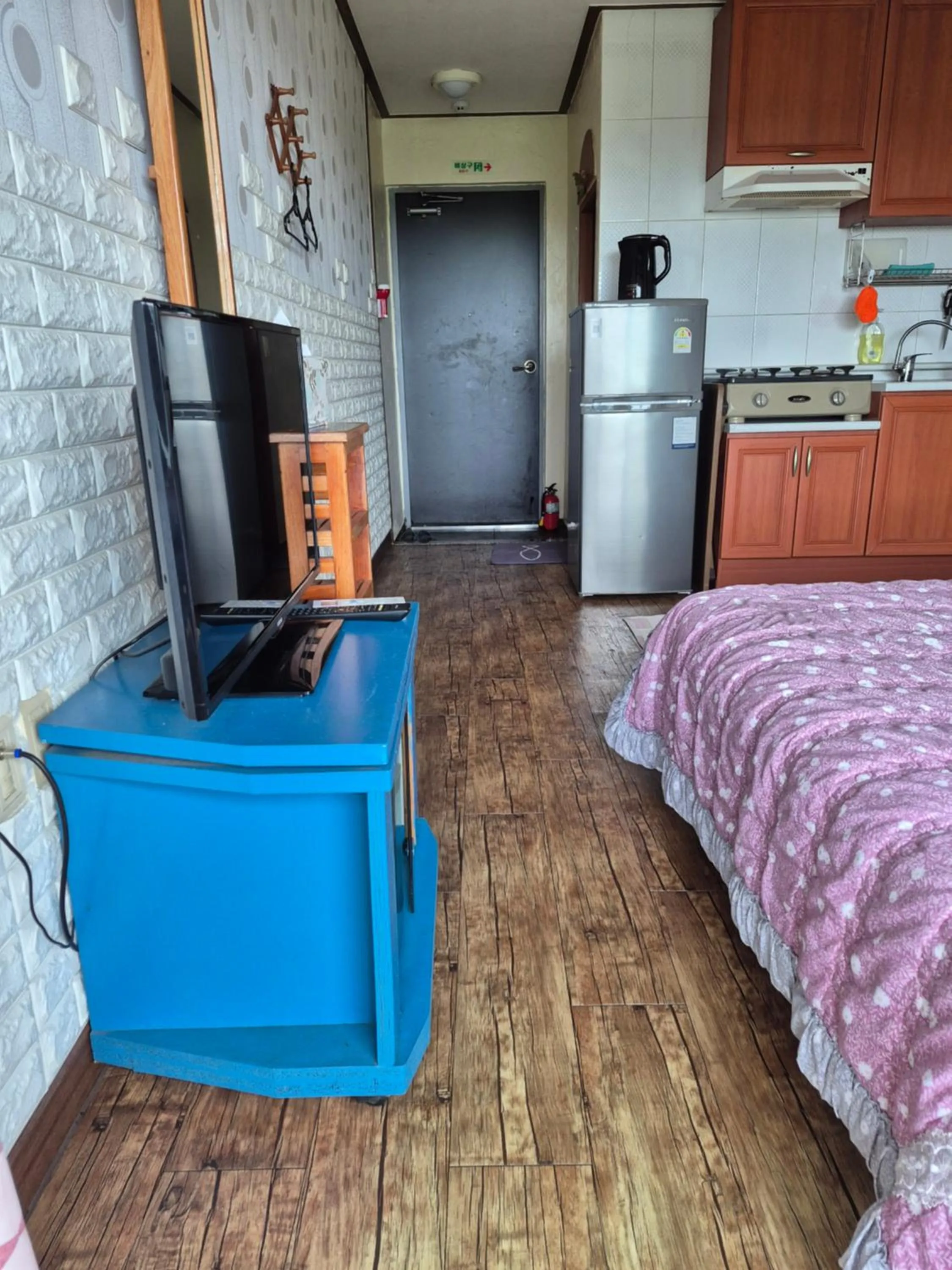 Photo of the whole room, Bed in Jun House