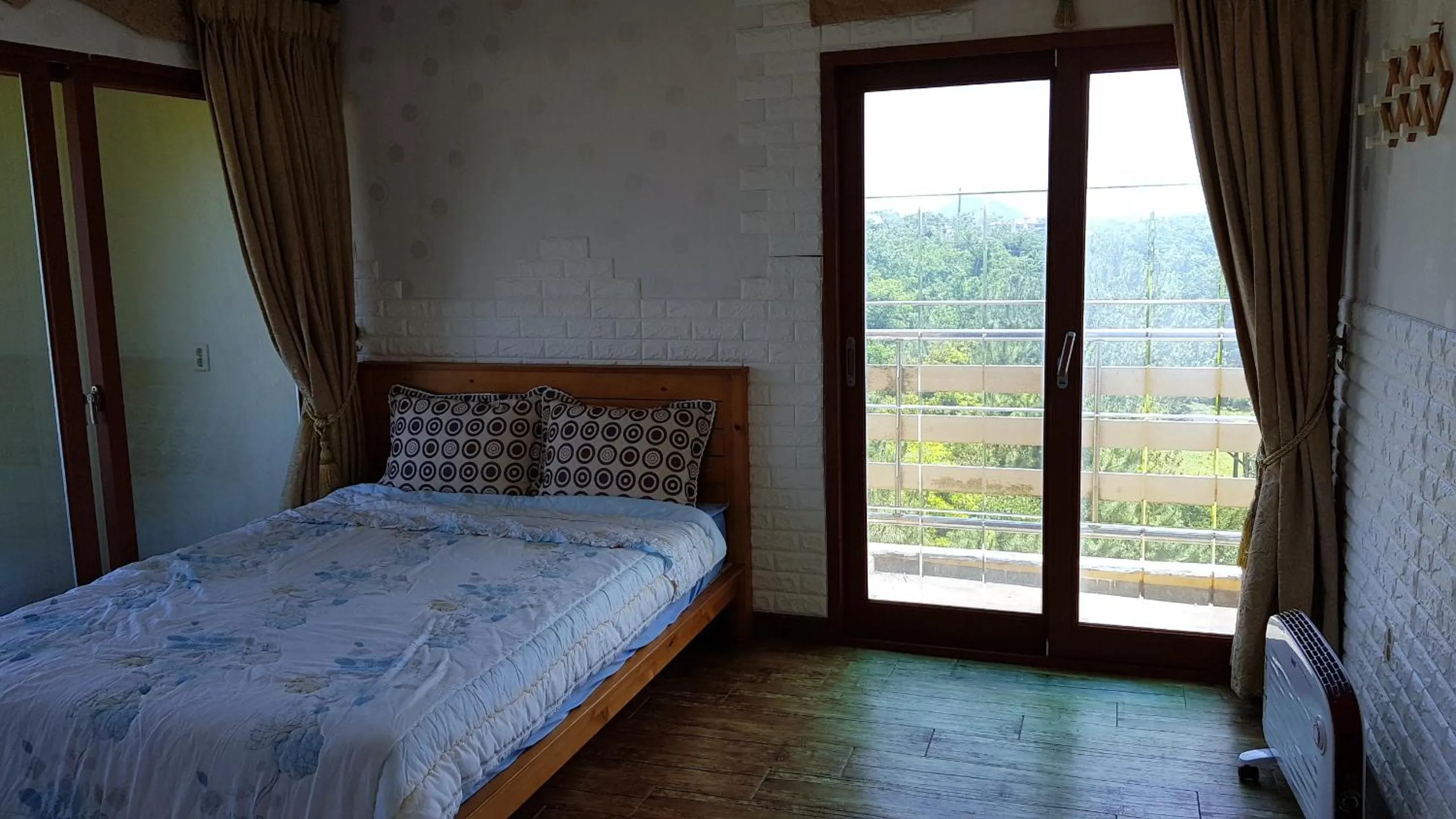 Photo of the whole room, Bed in Jun House