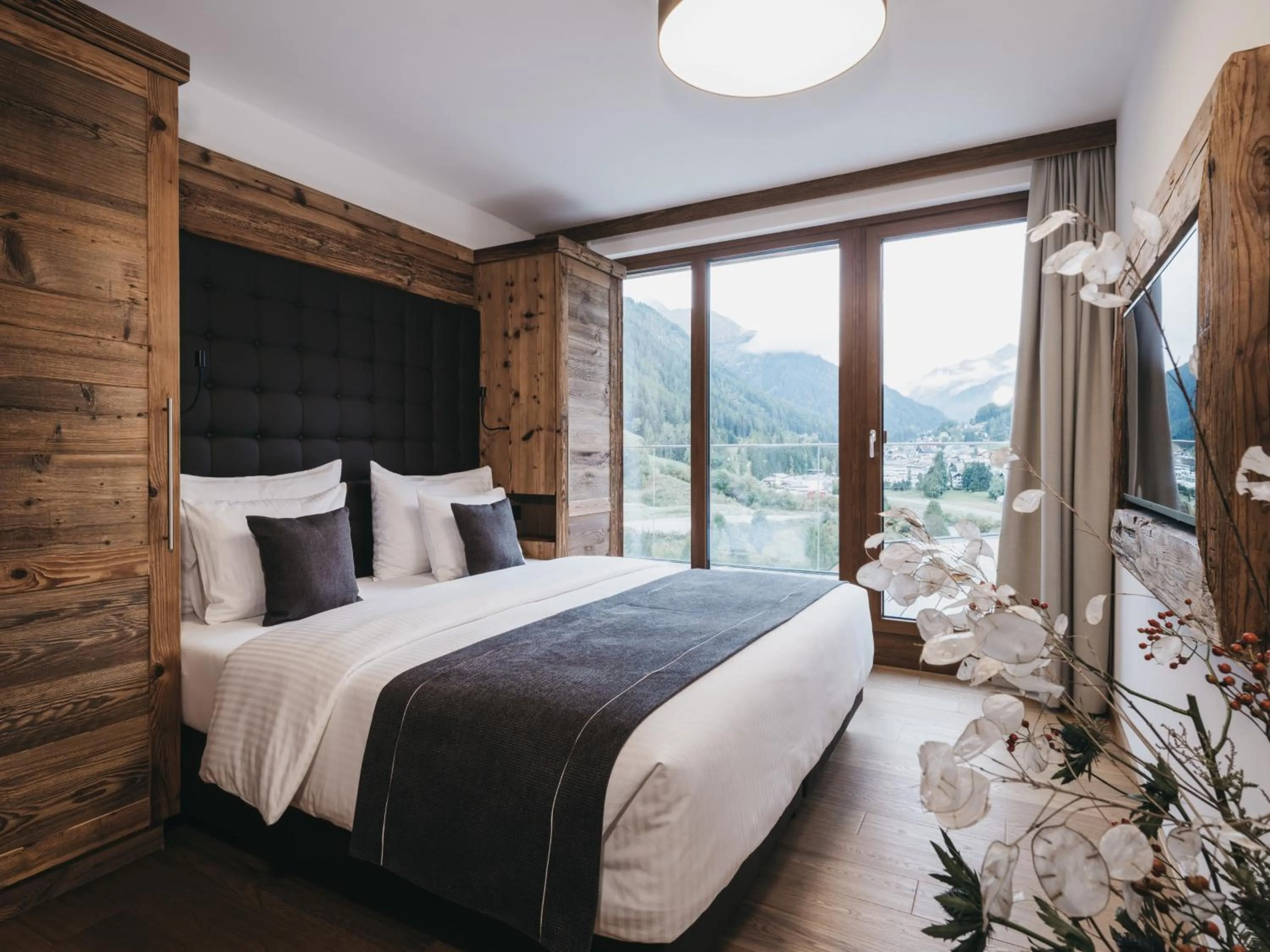Photo of the whole room, Bed in VAYA St Anton
