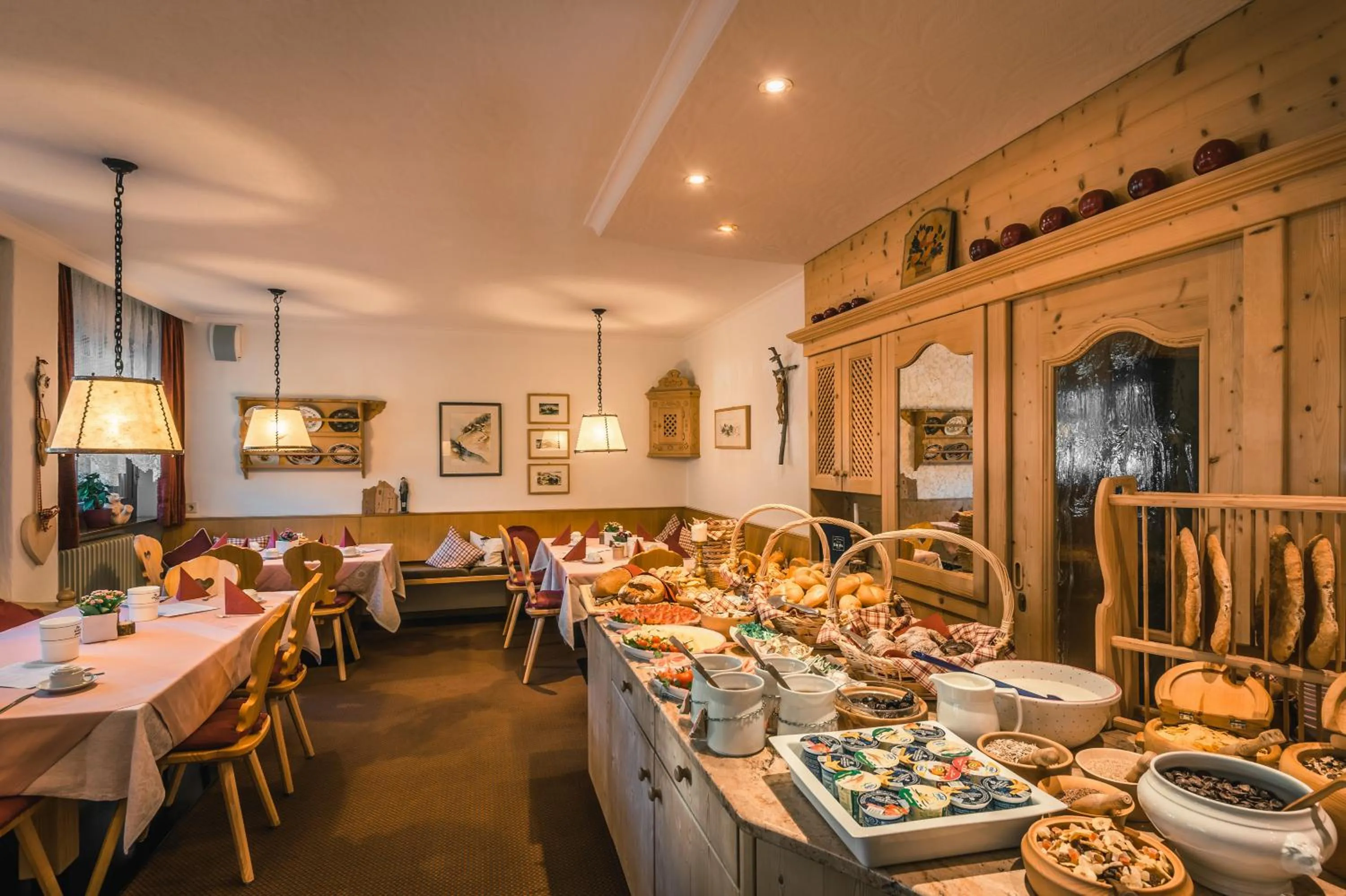 Food and drinks in Garni Raetia