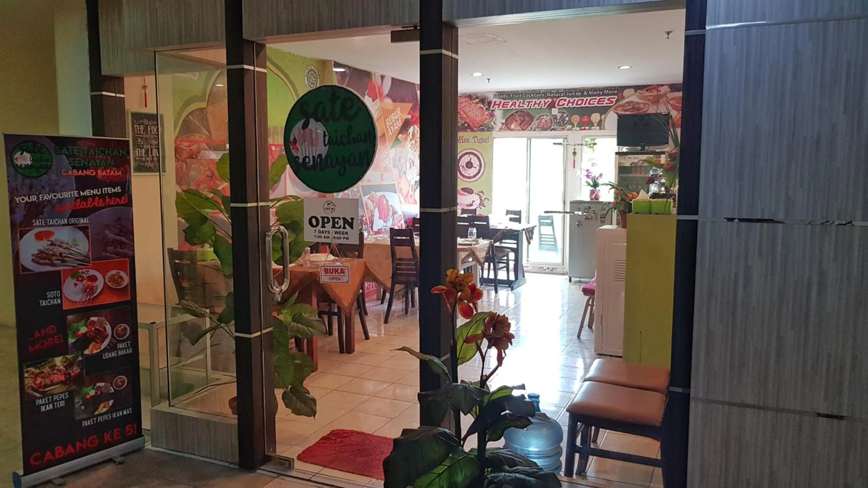 Restaurant/places to eat in Queen Victoria Apartment Batam