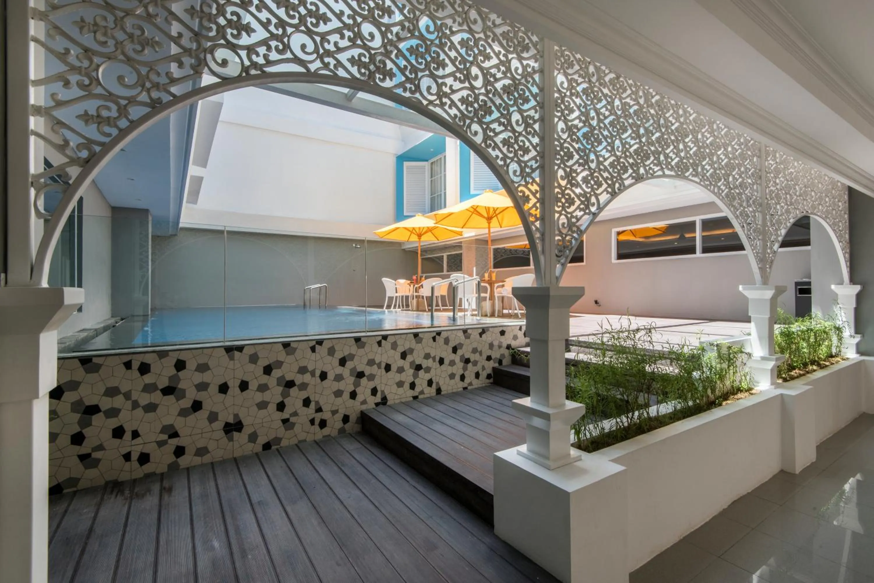 Swimming pool in Yan's House Hotel