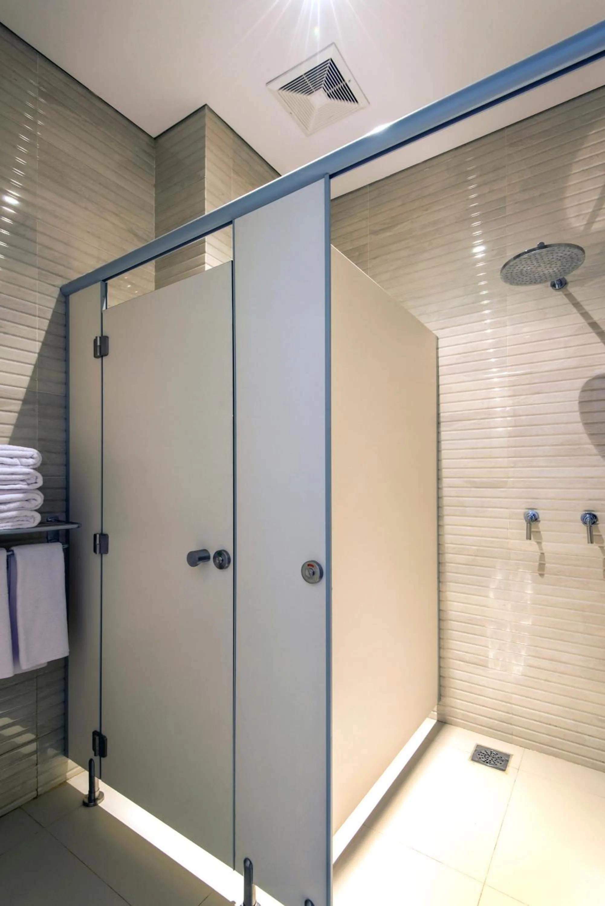 Shower in Yan's House Hotel