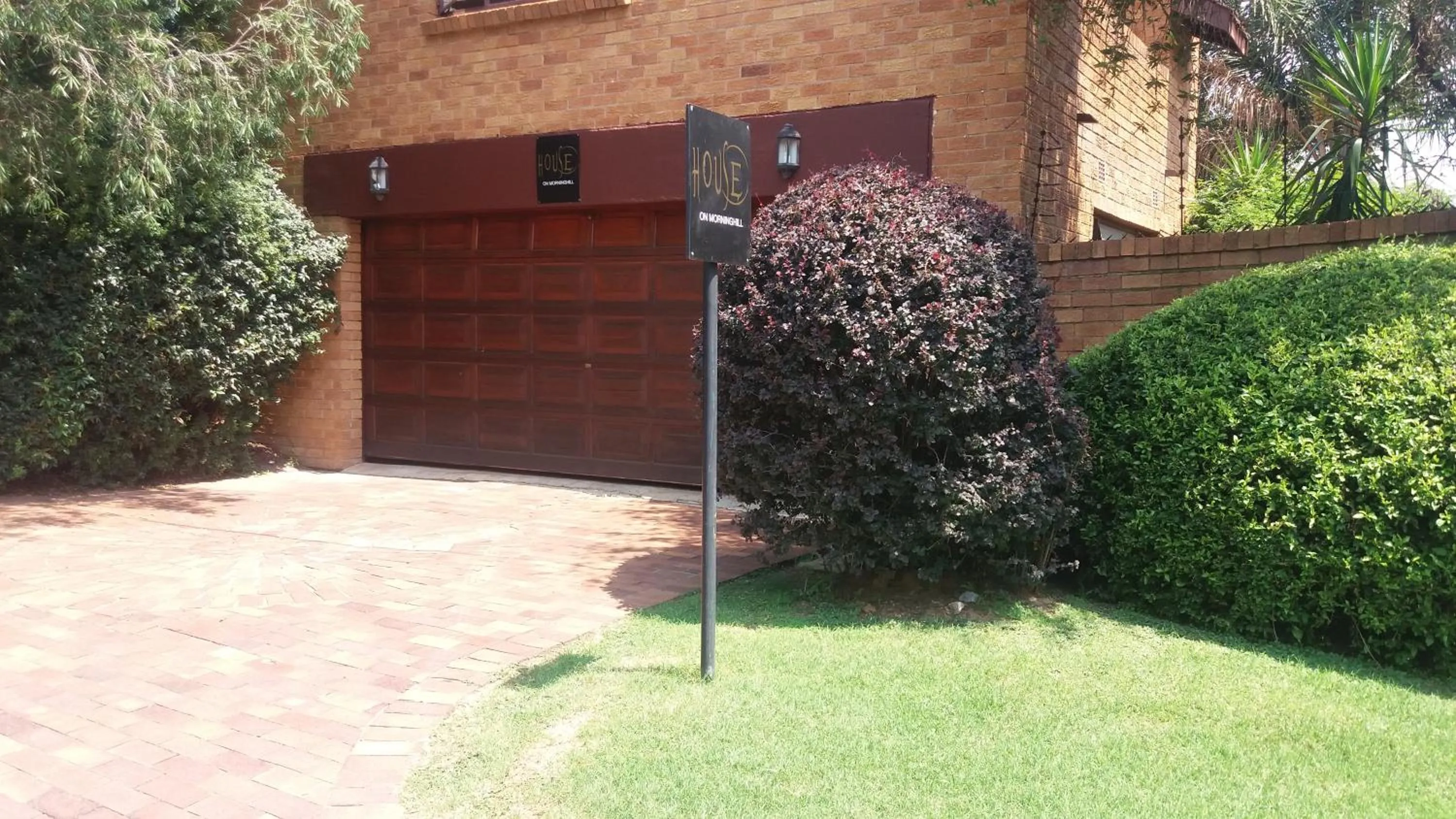 Facade/entrance in House on Morninghill