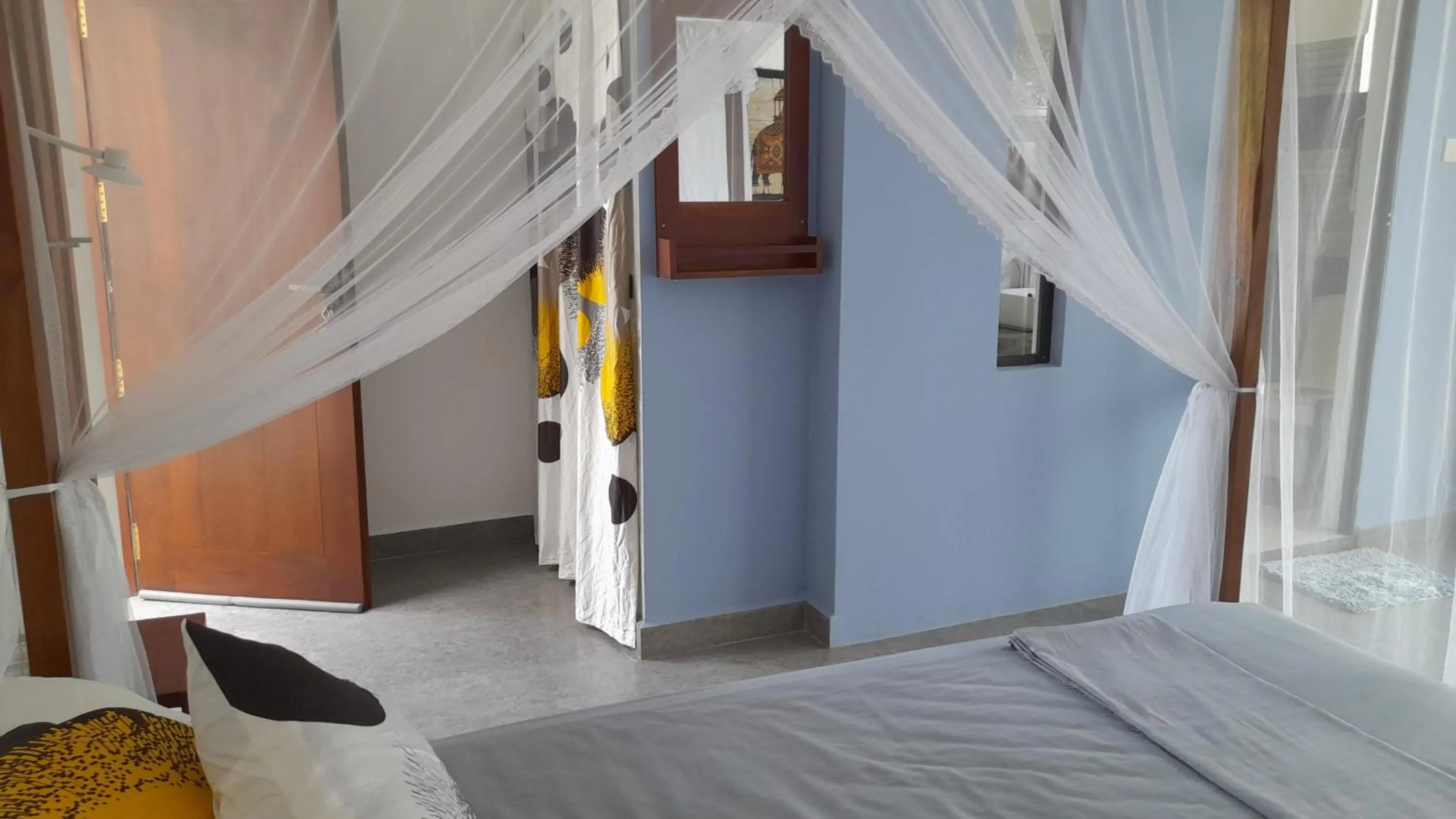 Photo of the whole room, Bed in SriMany